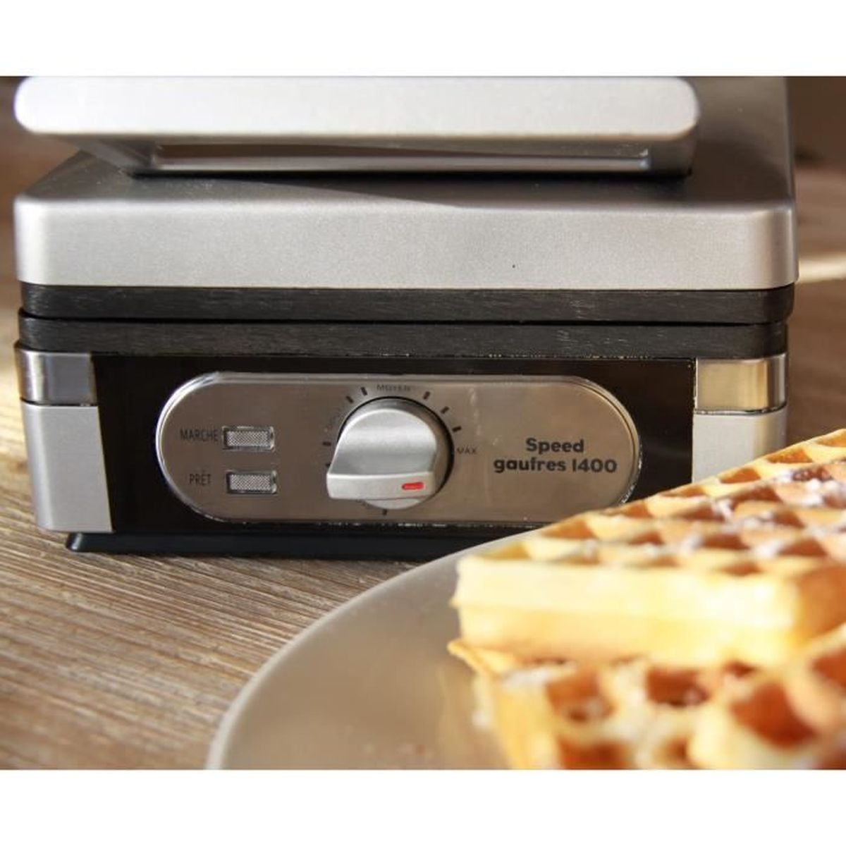 Macchina per waffle con waffle. Design argento e nero.