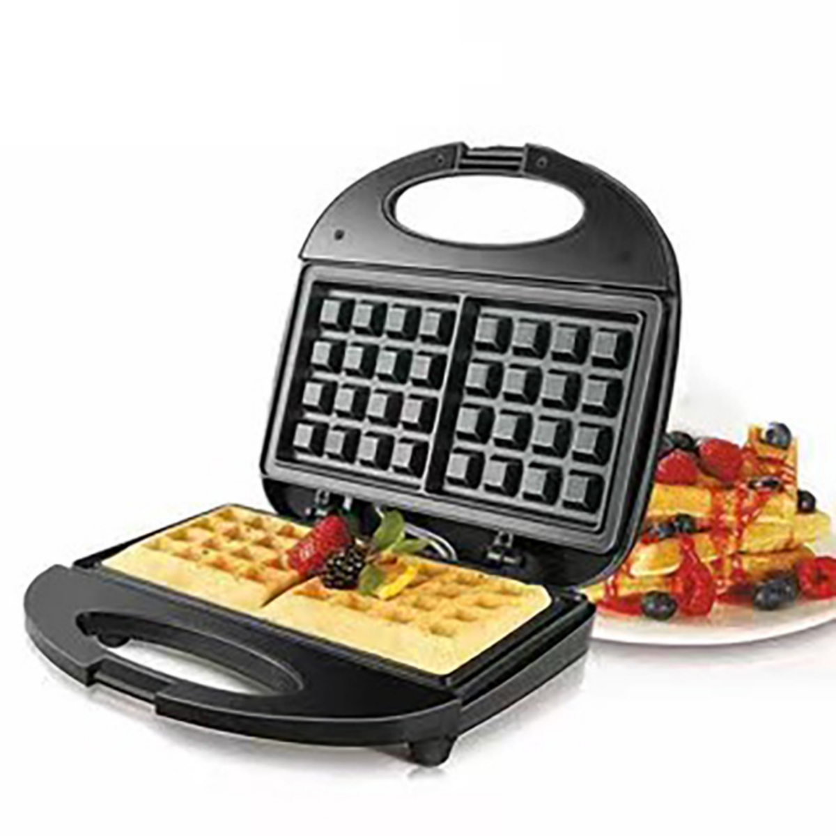 Schwarzer Waffeleisen, geöffnet, mit zwei Waffeln innen, und ein Teller Waffeln mit Beeren daneben.