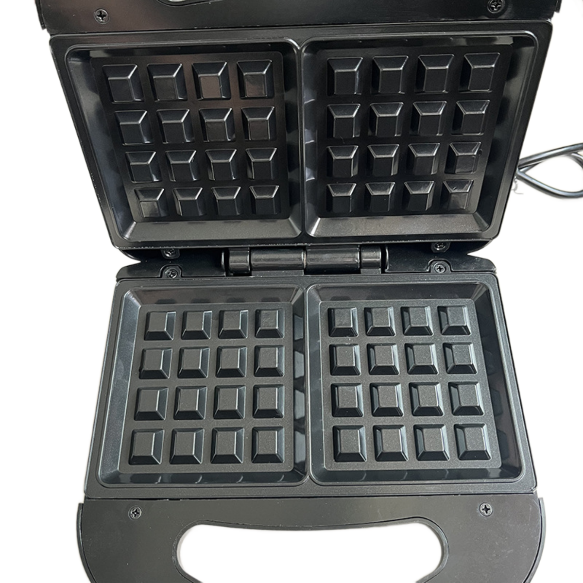 Schwarzes Waffeleisen, geöffnet. Gittermuster auf den Kochflächen.