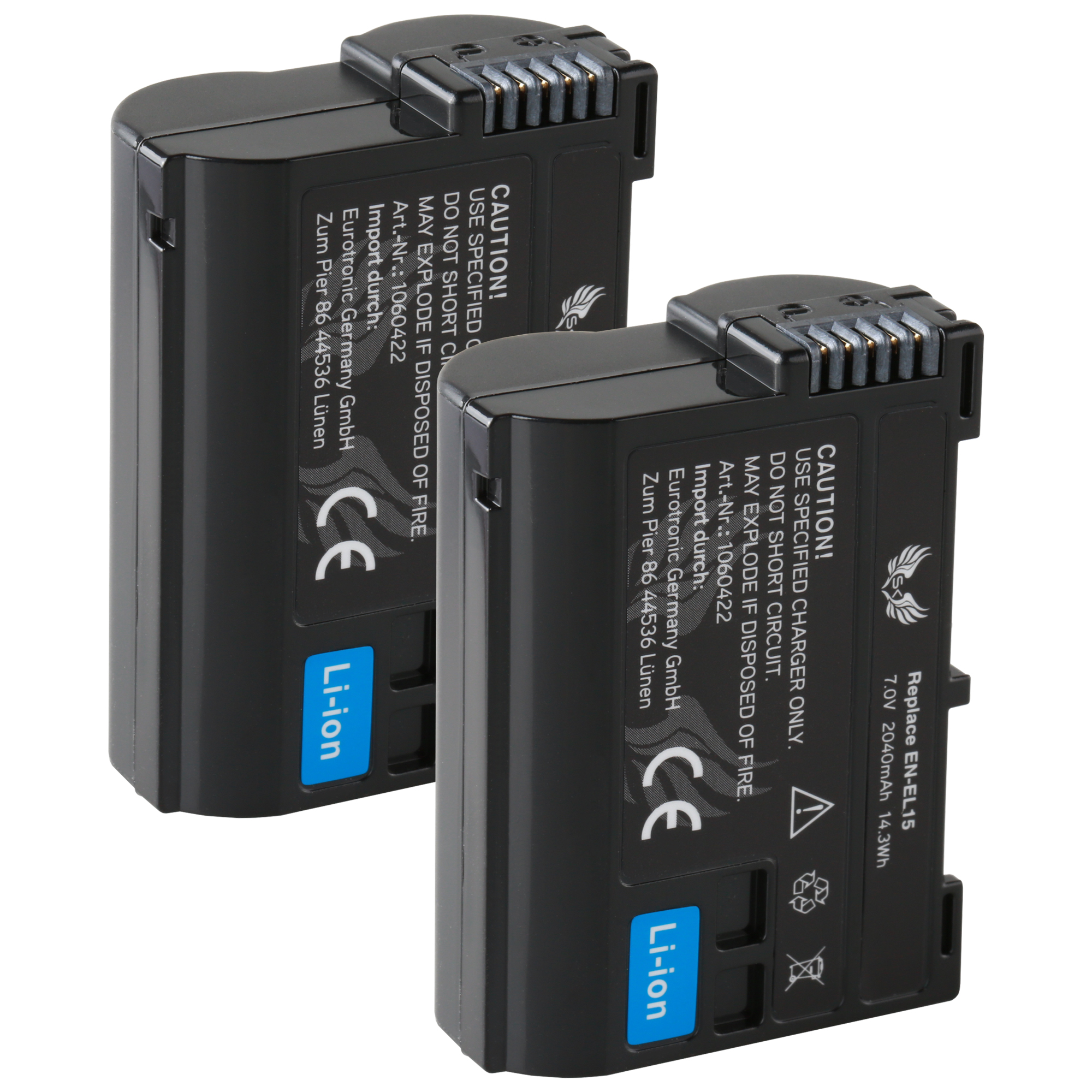 Zwei schwarze Batterien mit Sicherheitsetiketten. Ein weißer Hintergrund.