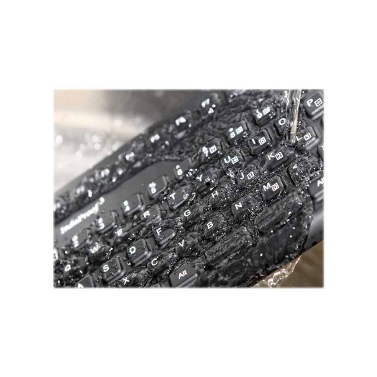 Schwarze Tastatur bedeckt mit Wassertropfen und -spritzern.