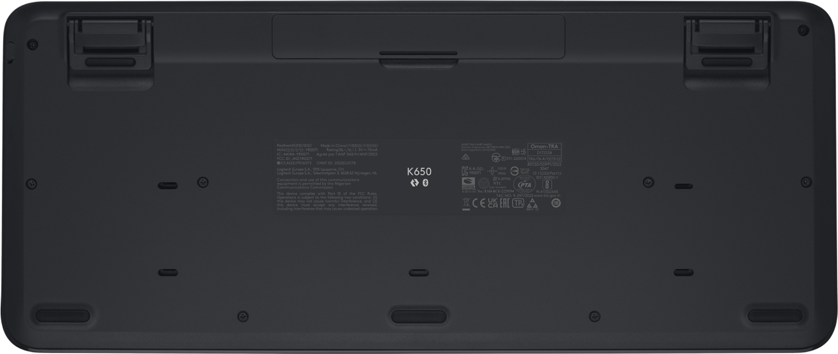 Widok od spodu czarnej klawiatury. Ma klawisze i etykiety, z tekstem i logo z tyłu.