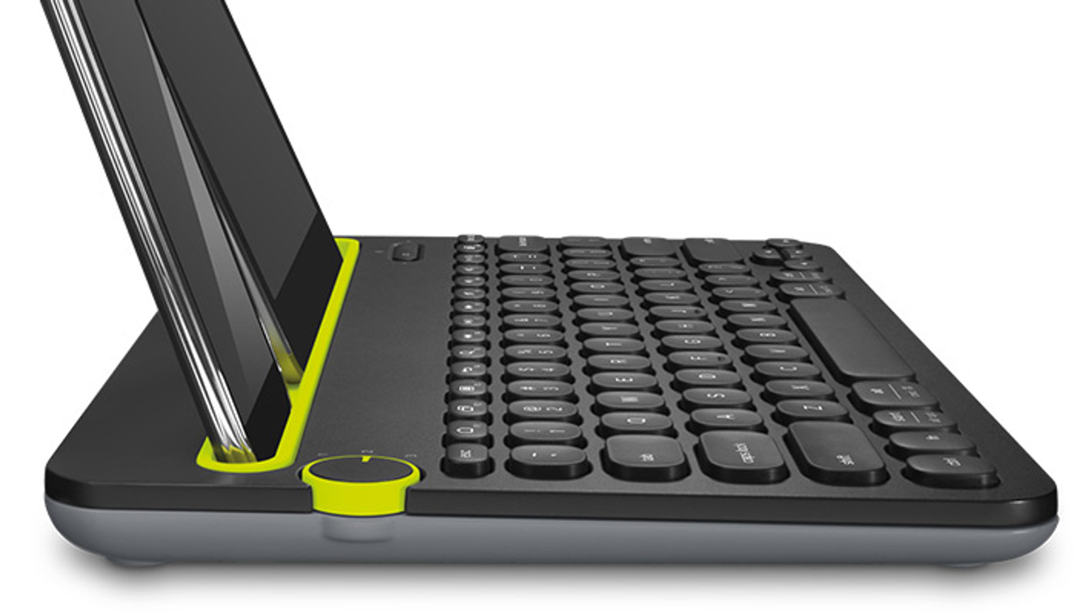 Tablet appoggiato su una tastiera con un accento giallo. La tastiera è nera e grigia.