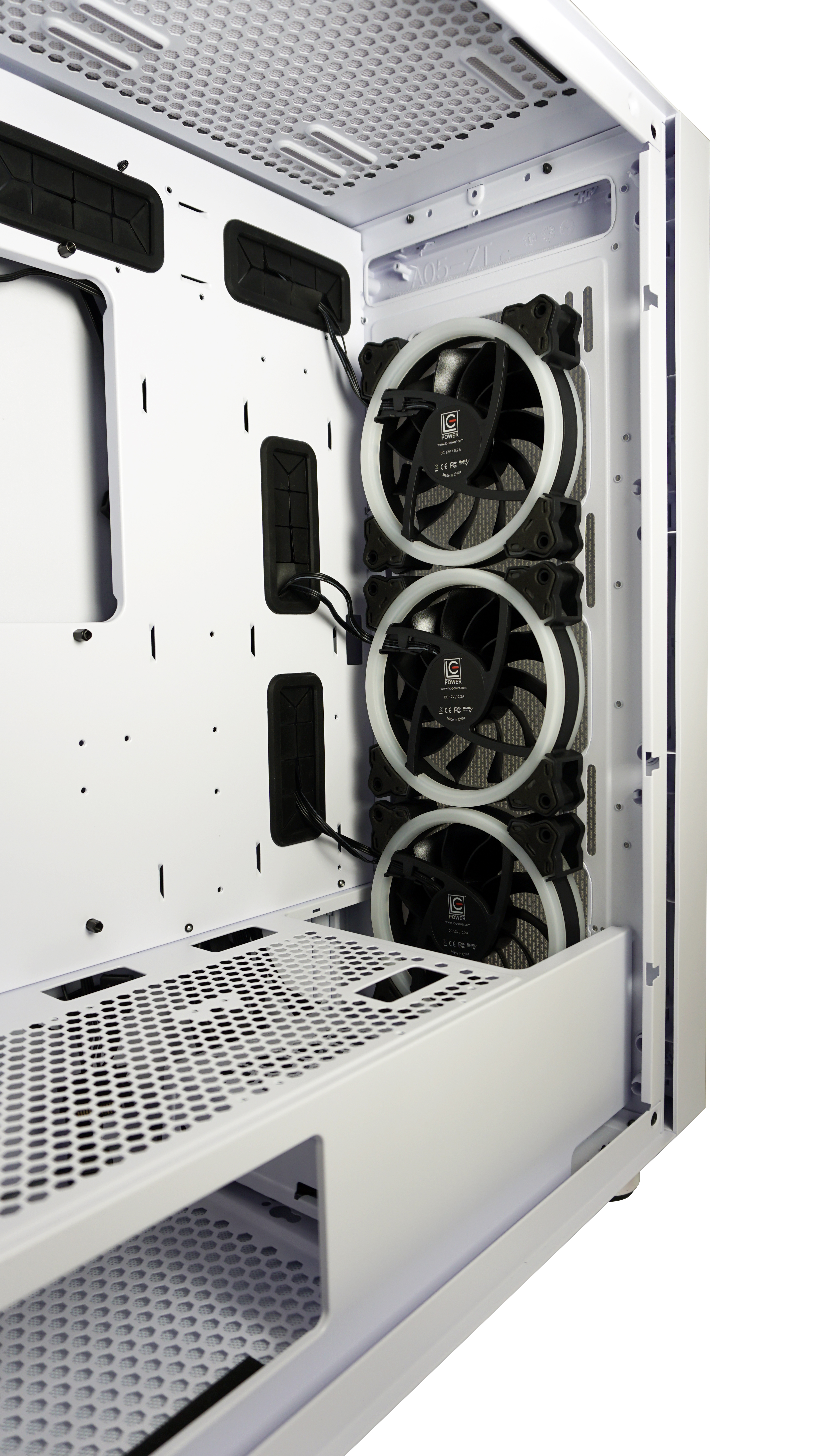 Łóżko z poduszkami, kocem i podgrzewanym kocem z kontrolą. Białe tło.