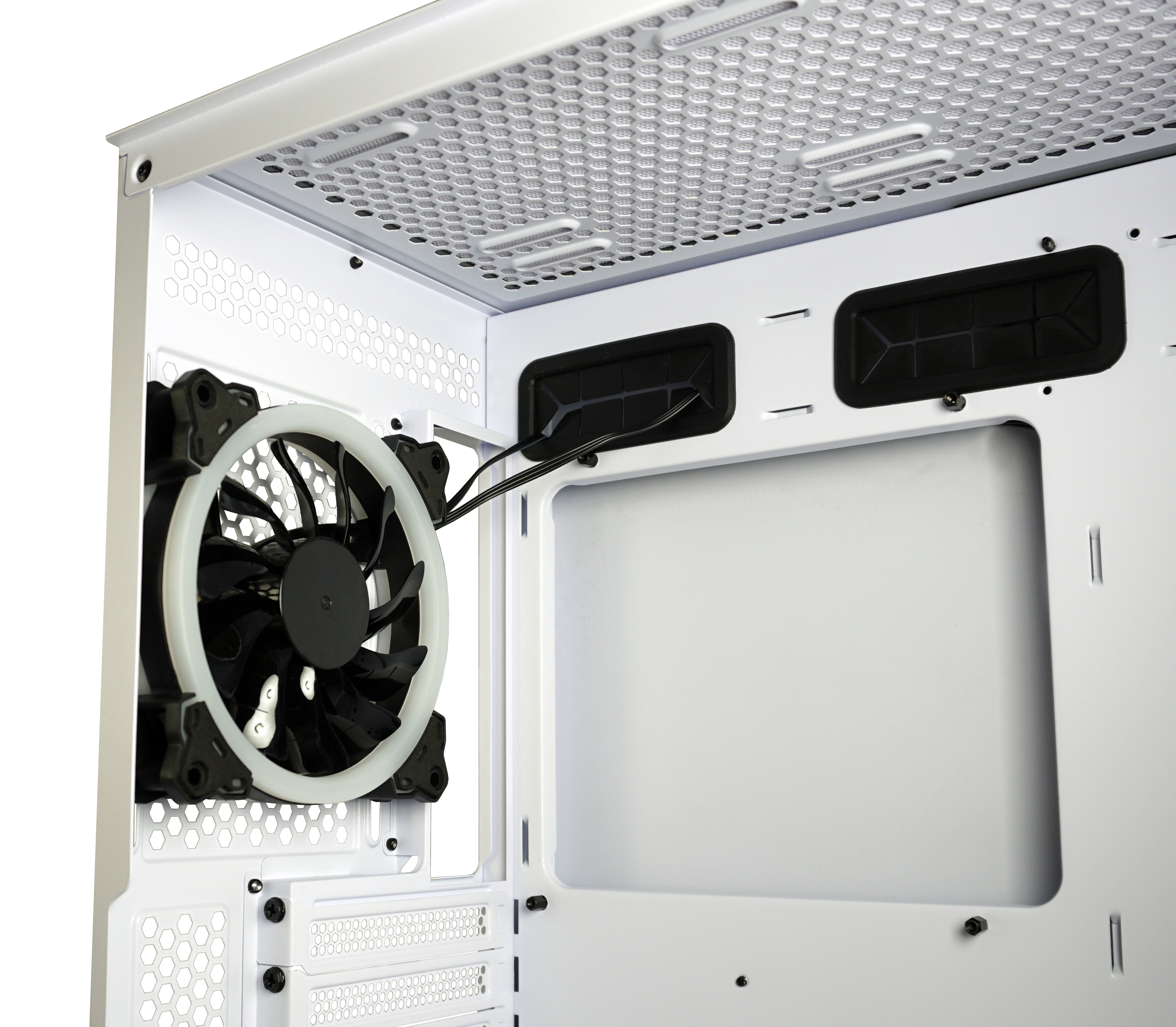 Wnętrze białej obudowy komputera z wentylatorem i przewodami.