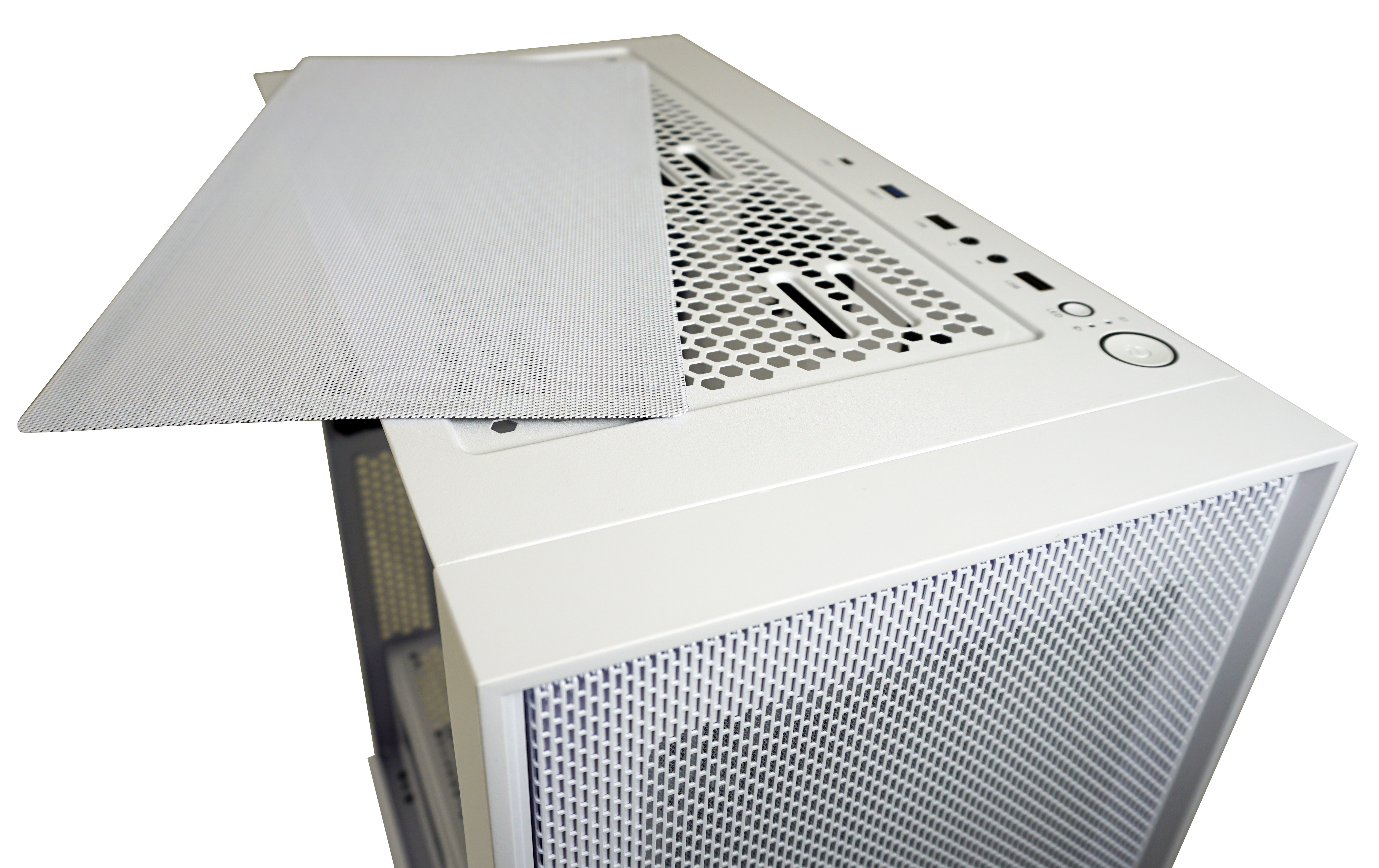 Biała obudowa komputera z wyjmowaną górną siatką, pokazująca punkty montażu wentylatorów.