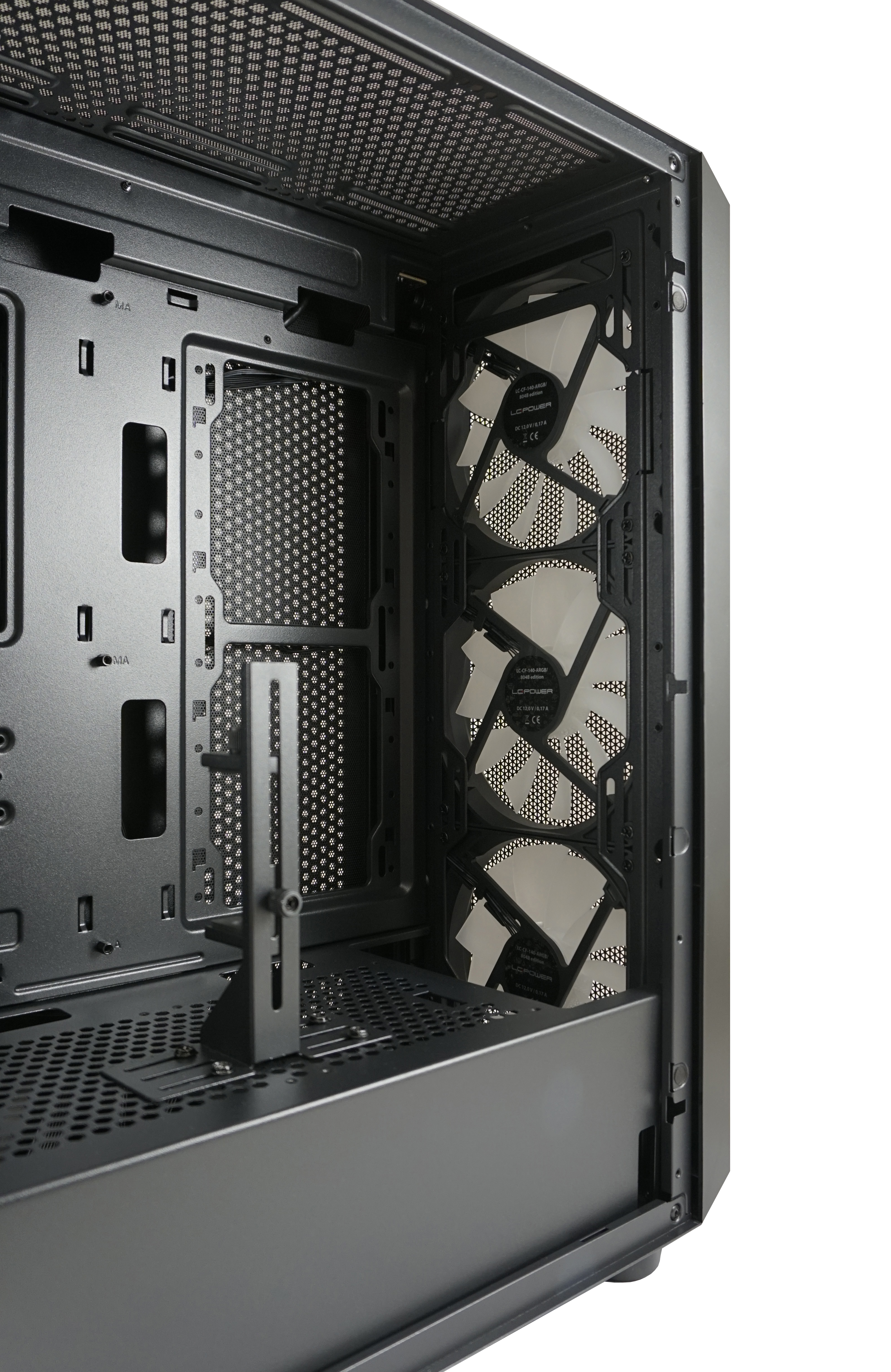 Otwarta obudowa komputera z wentylatorami, czarną ramą i białym tłem. Widok z boku.