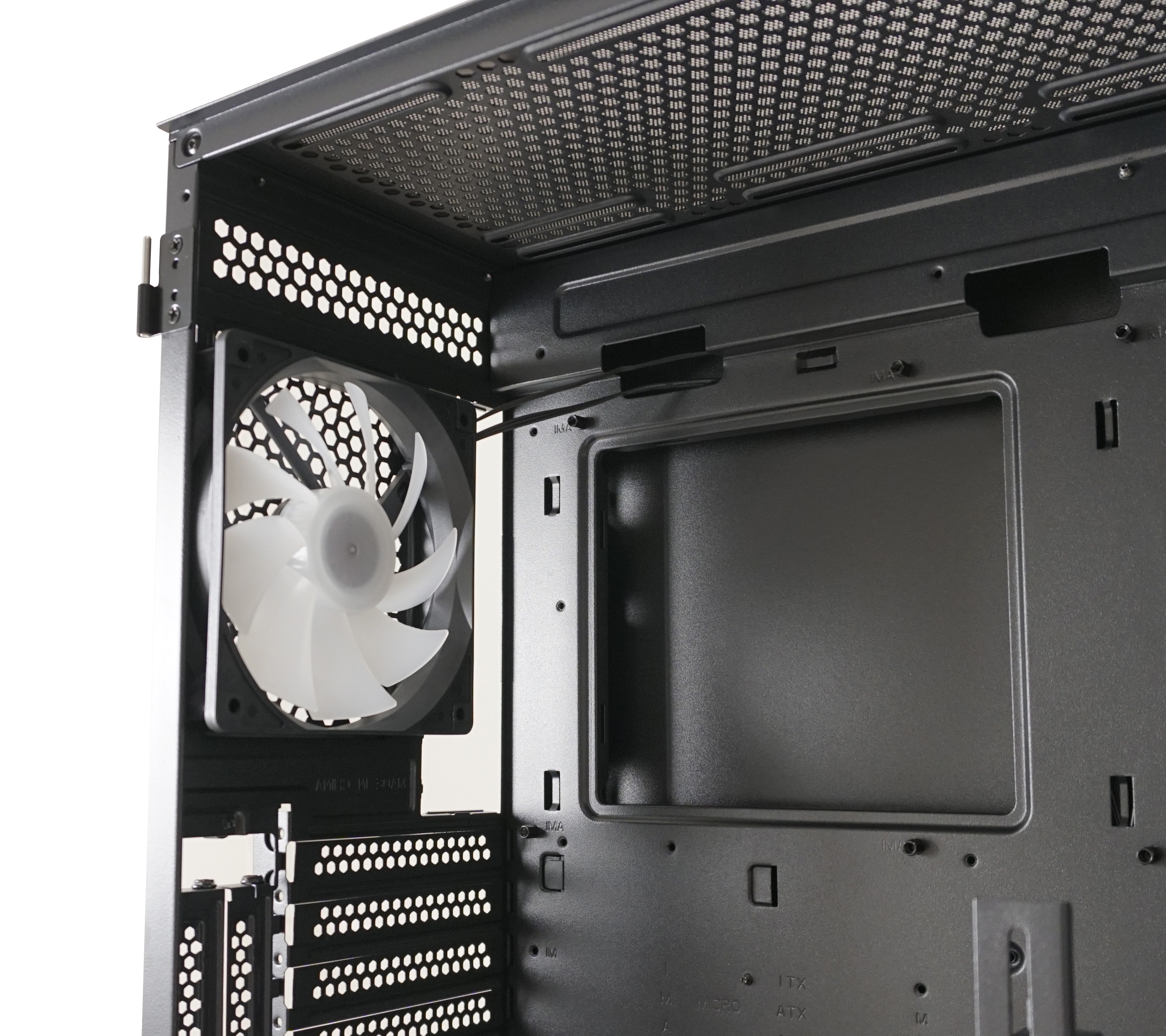 Otwarta czarna obudowa komputera z wentylatorem i elementami wewnętrznymi. Białe tło.