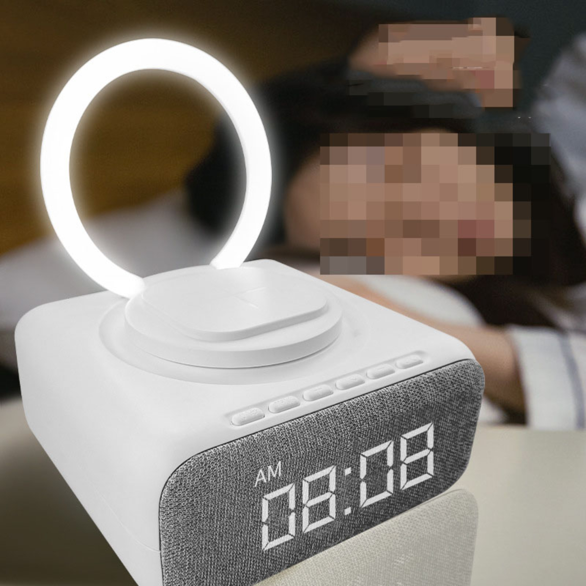 Wecker mit Lichtring, Digitalanzeige und verschwommener Person im Hintergrund.