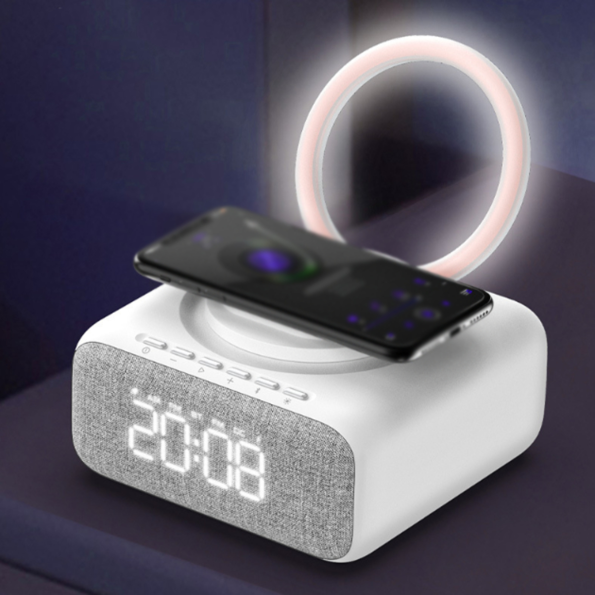 Ein weißer Wecker mit Smartphone oben drauf, umgeben von einem leuchtenden Ringlicht auf dunkler Oberfläche.