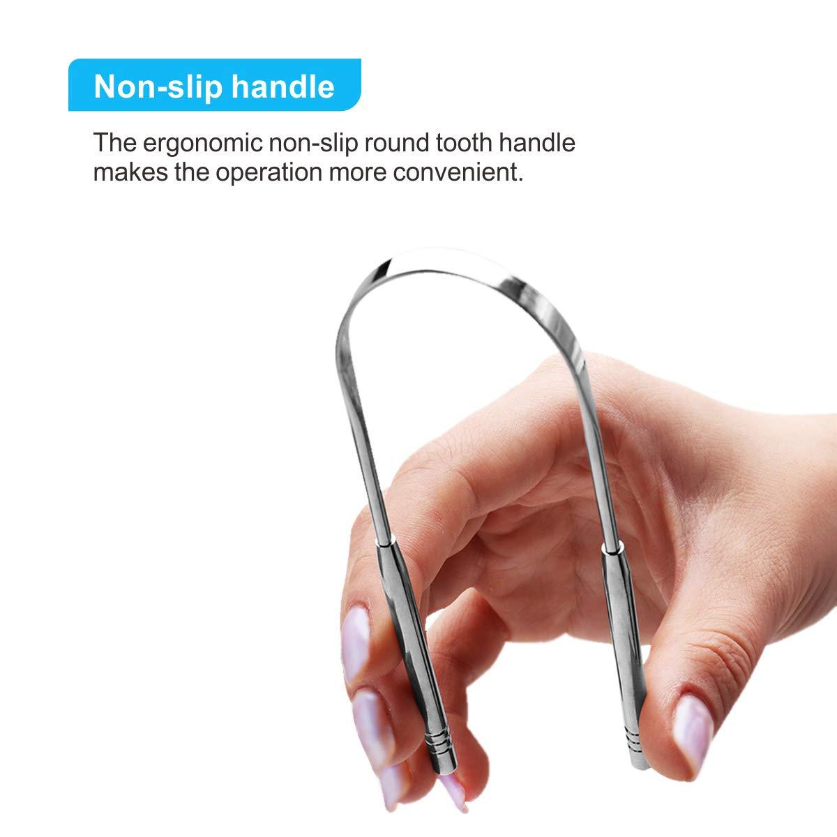 Eine Hand hält einen silbernen Zungenreiniger vor weißem Hintergrund.