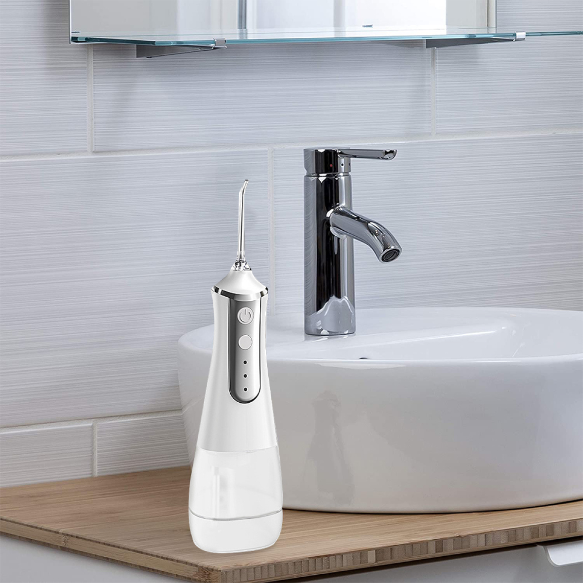 Weißer Wasserflosser neben einem Waschbecken und Wasserhahn, auf Holzoberfläche.