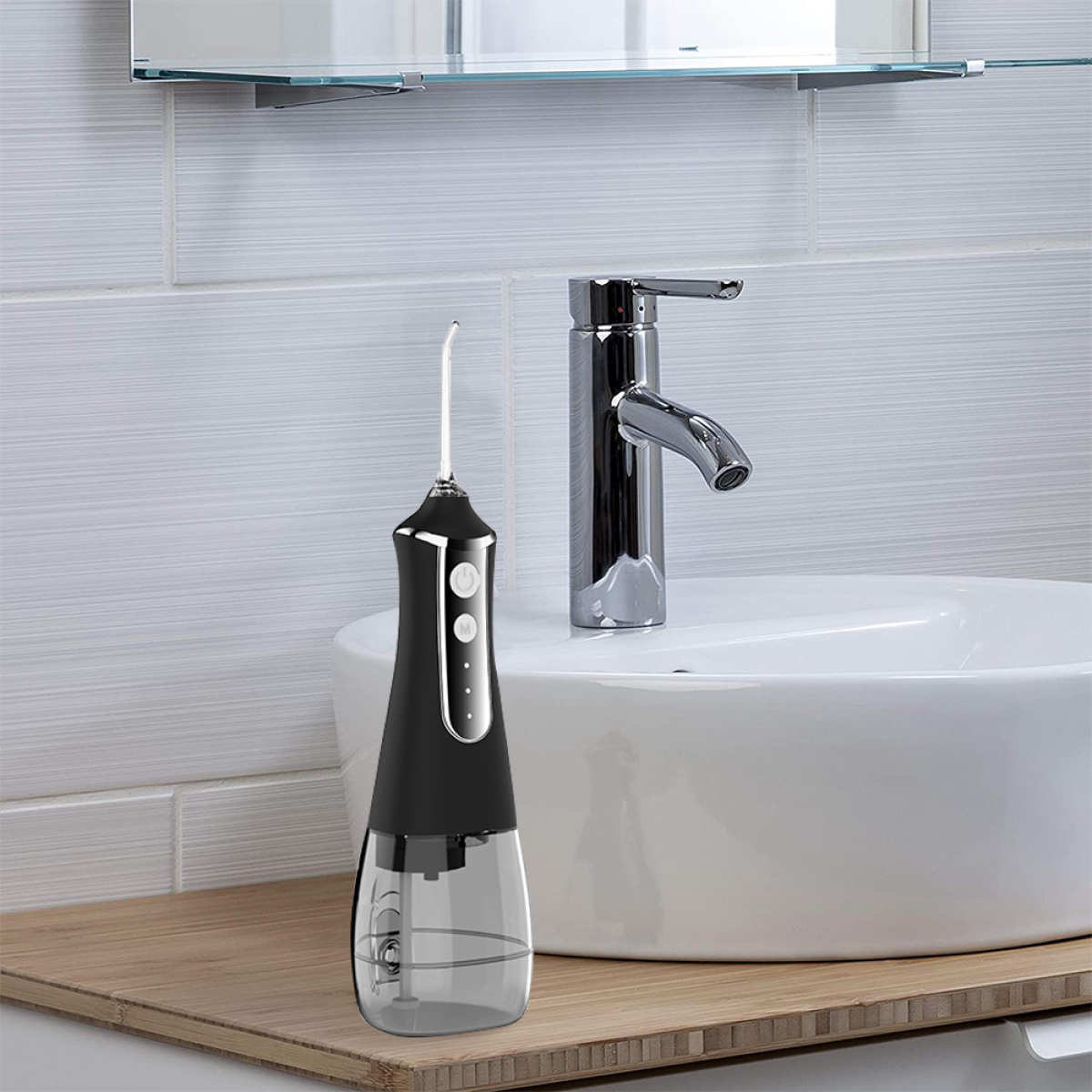 Ein schwarz-weißer Munddusche neben einem Chromhahn und einem weißen Waschbecken.