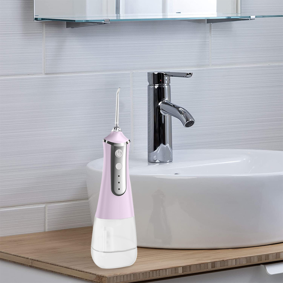 Ein rosa-weißer Wasser-Flosser steht auf einer Holzoberfläche in der Nähe eines Waschbeckens und einer Armatur.