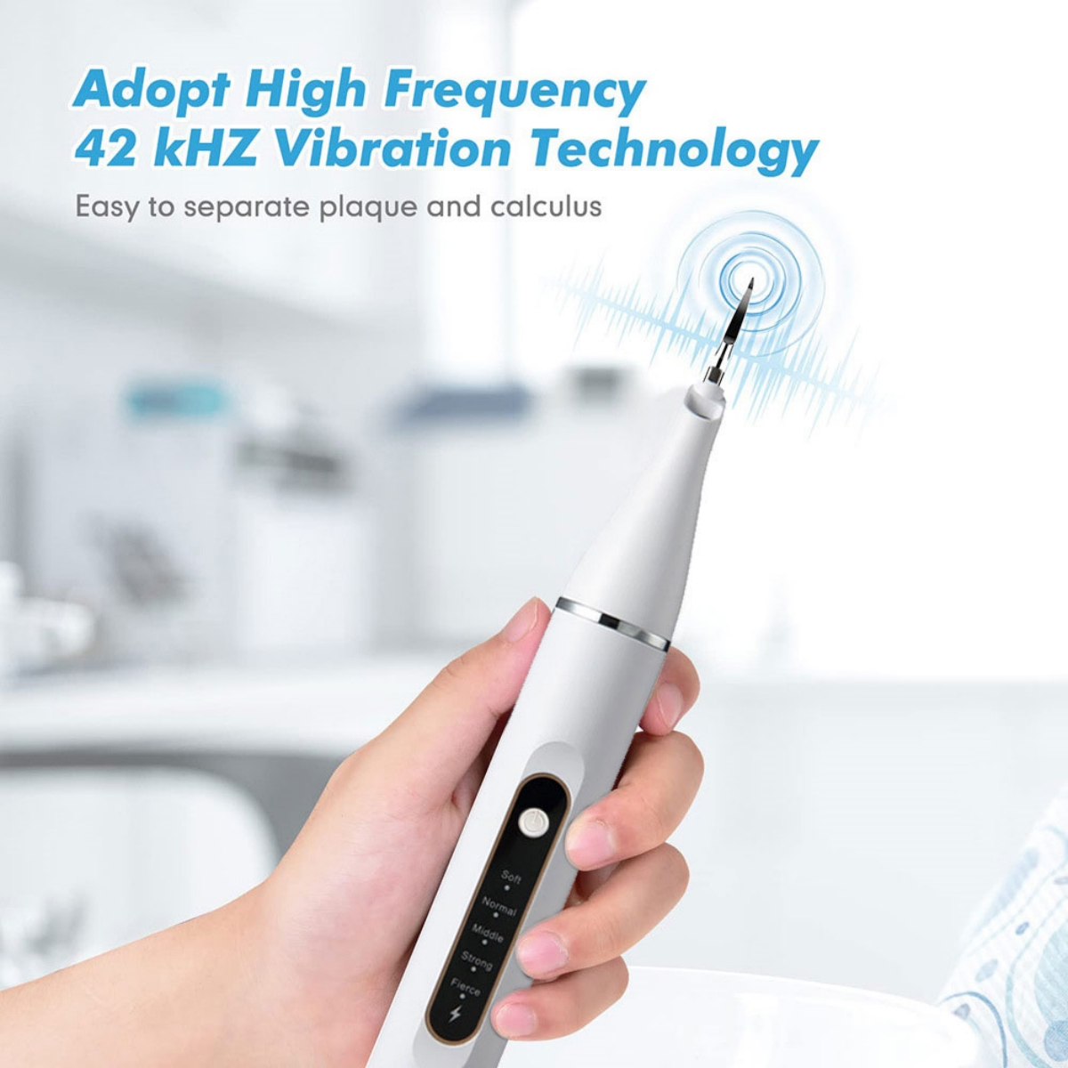Zahnsteinentferner in der Hand. Text: Adopt High Frequency 42 kHz Vibration.