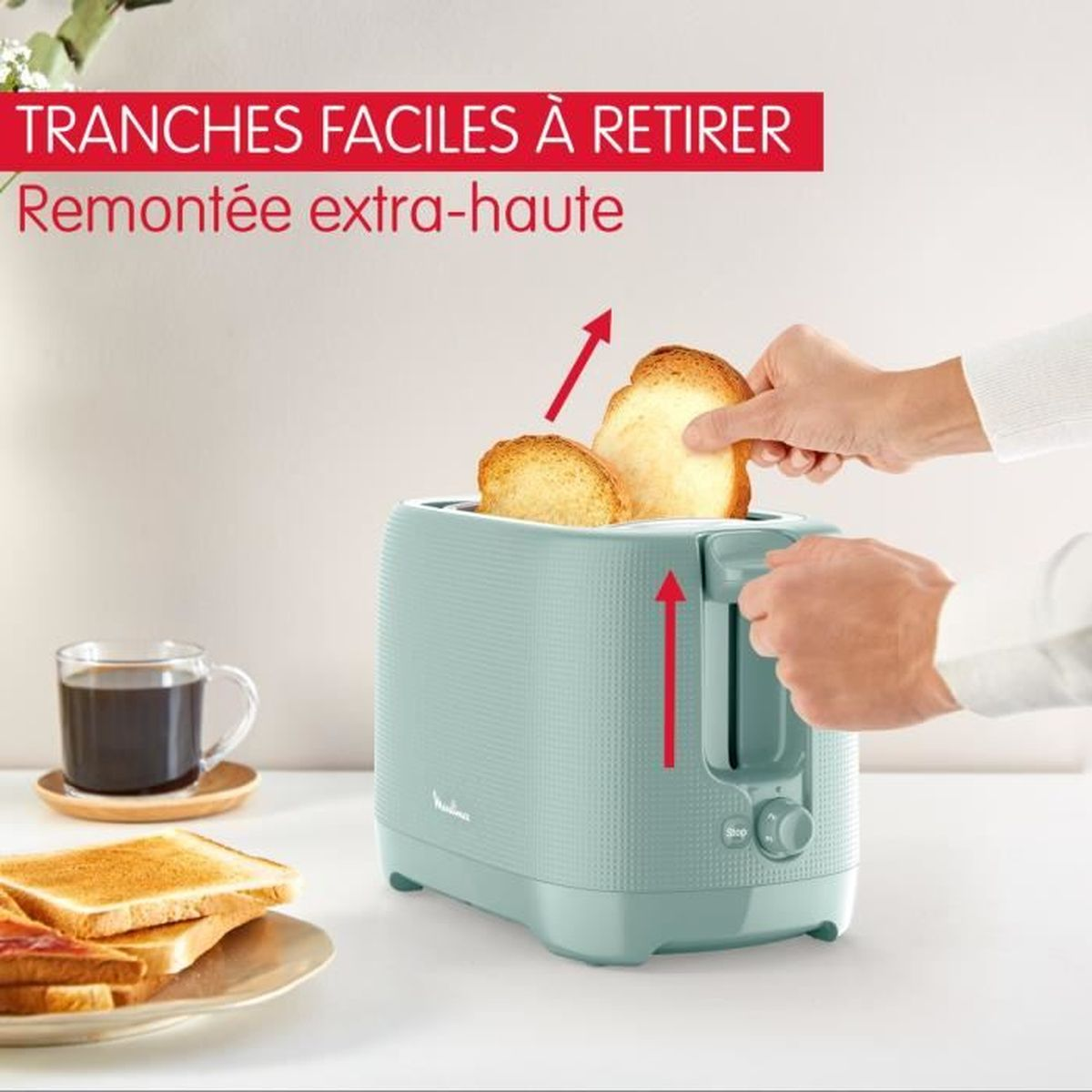 Toaster mit Brot, mit roten Pfeilen, die zeigen, wie man Toast entnimmt, auf einer weißen Oberfläche.