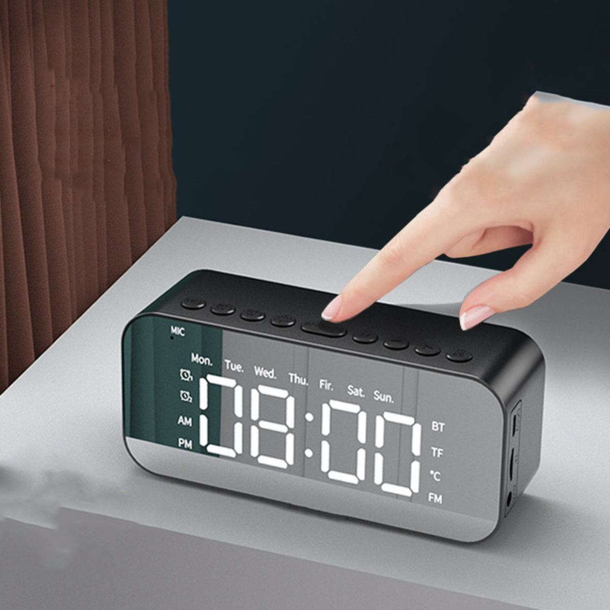 Digitaluhr mit Anzeige 08:00, Hand berührt Knöpfe. Schwarzes und silbernes Design.