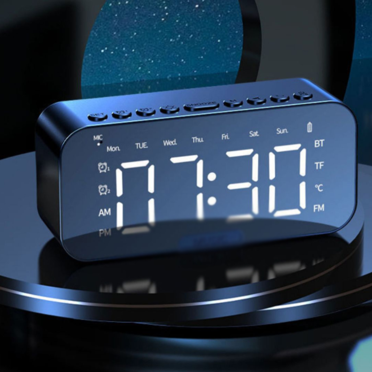 Blauer digitaler Wecker mit Anzeige 07:30, mit Tasten für Einstellungen und Funktionen.