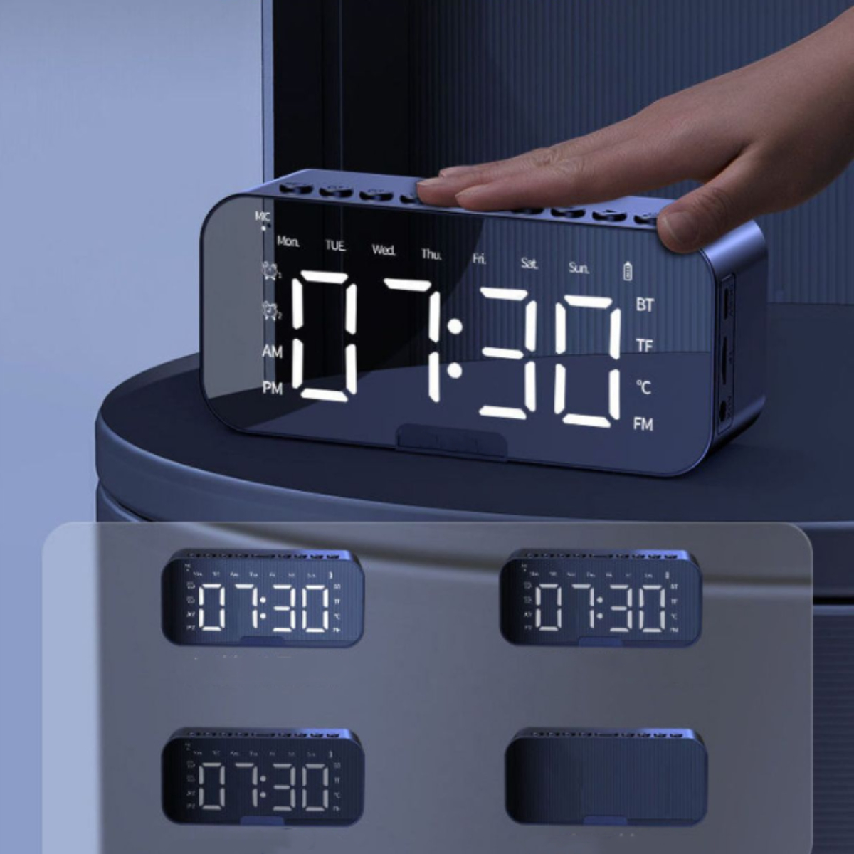 Digitaluhr mit 07:30. Vier ähnliche Uhren darunter. Eine Hand berührt die Uhr.