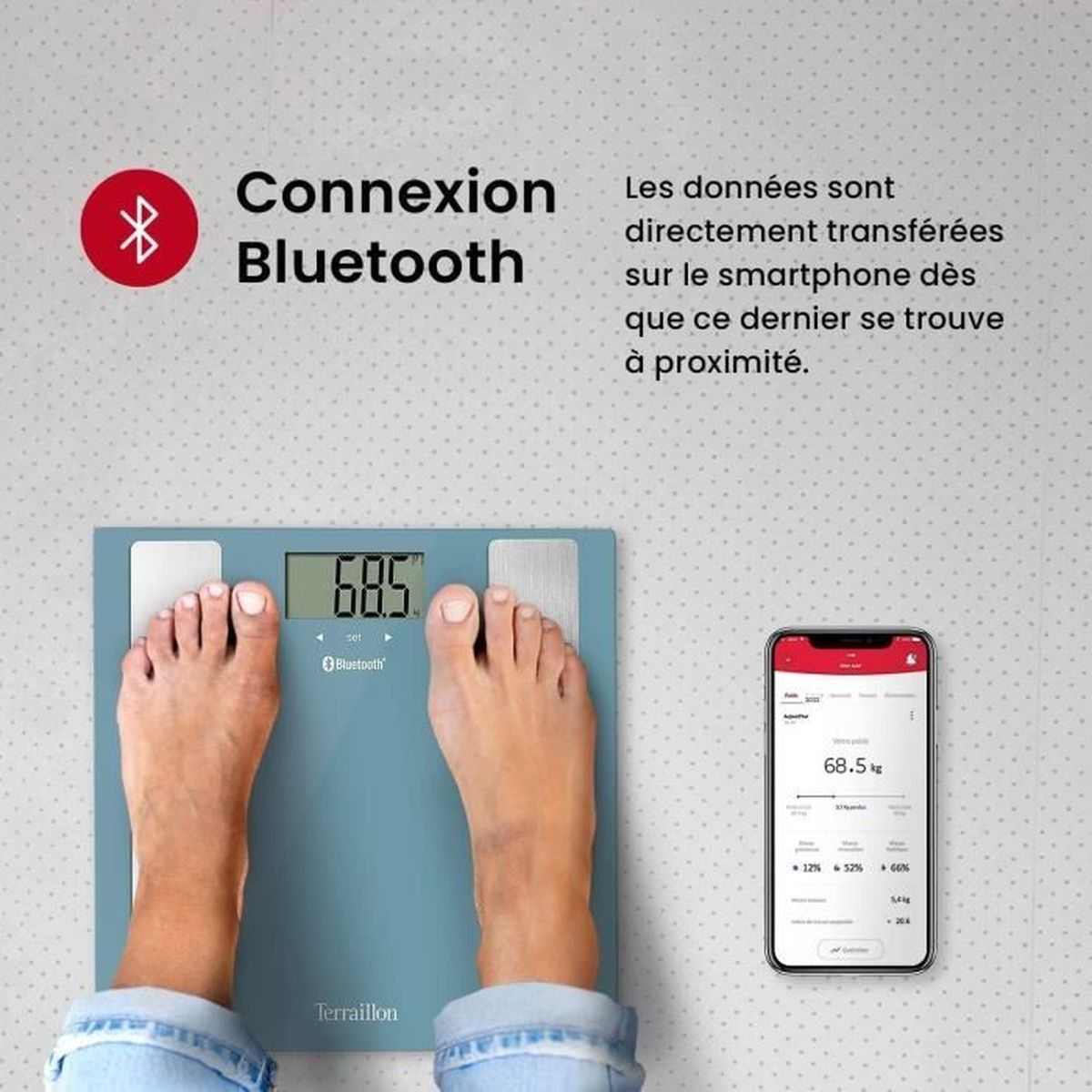 Eine Person steht auf einer blauen Waage. Ein Smartphone zeigt ihr Gewicht und andere Körperzusammensetzungsdaten an.