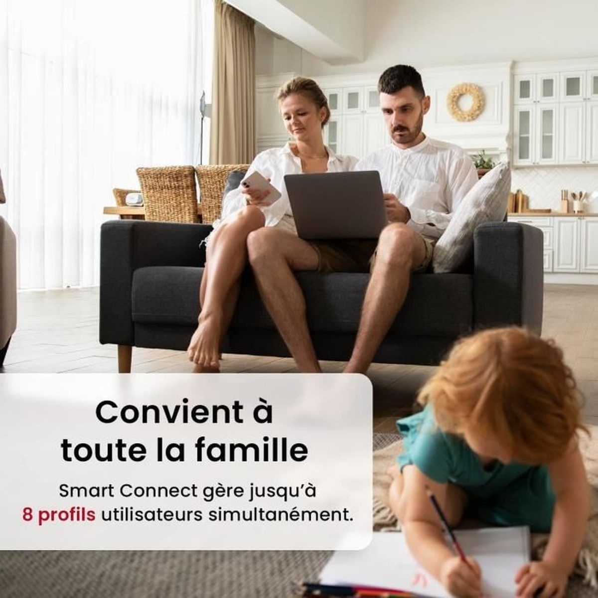 Familie im Wohnzimmer mit Laptop und zeichnendem Kind. Text: Für die ganze Familie geeignet, 8 Benutzerprofile.