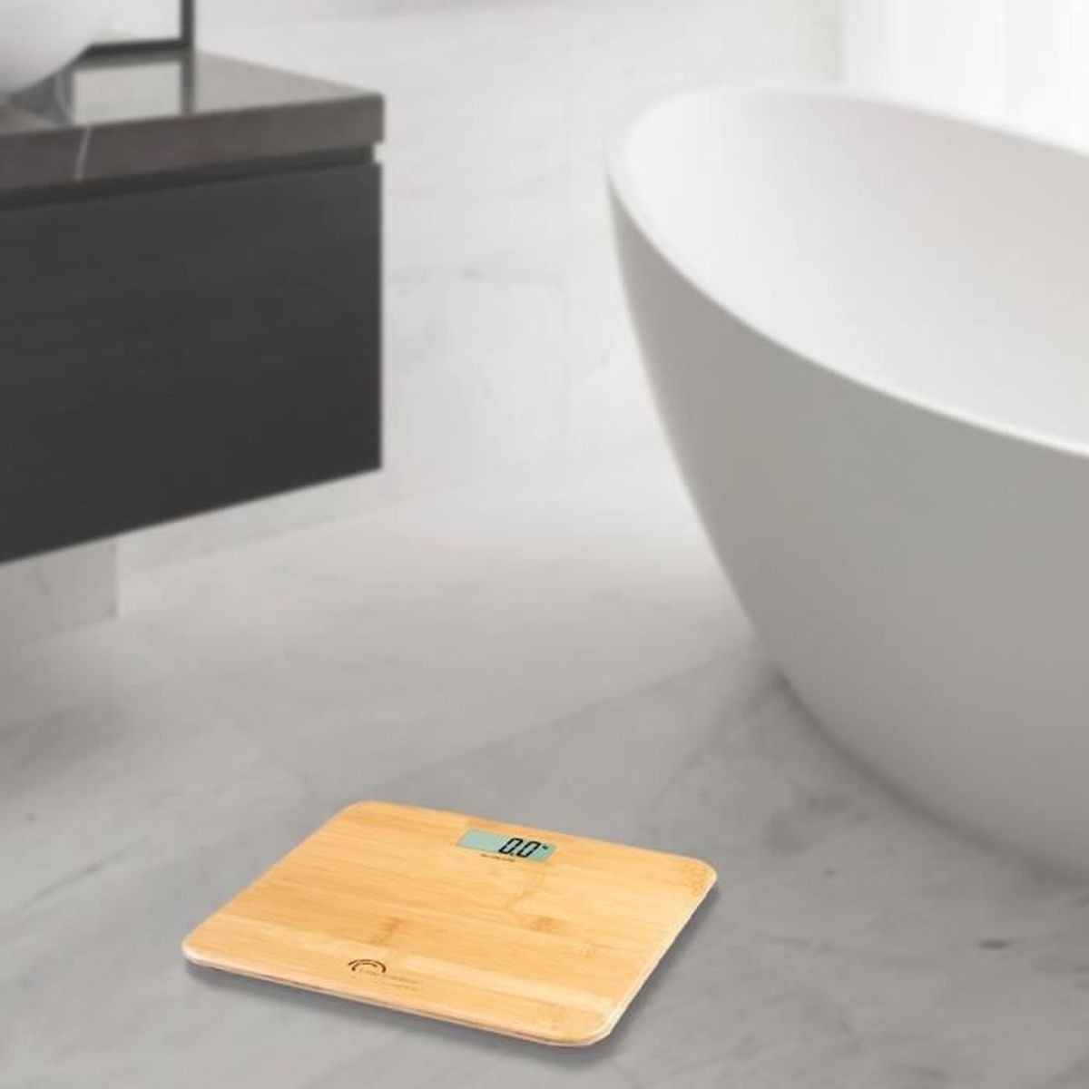 Drewniana waga łazienkowa z cyfrowym wyświetlaczem '0.0', obok wanny.