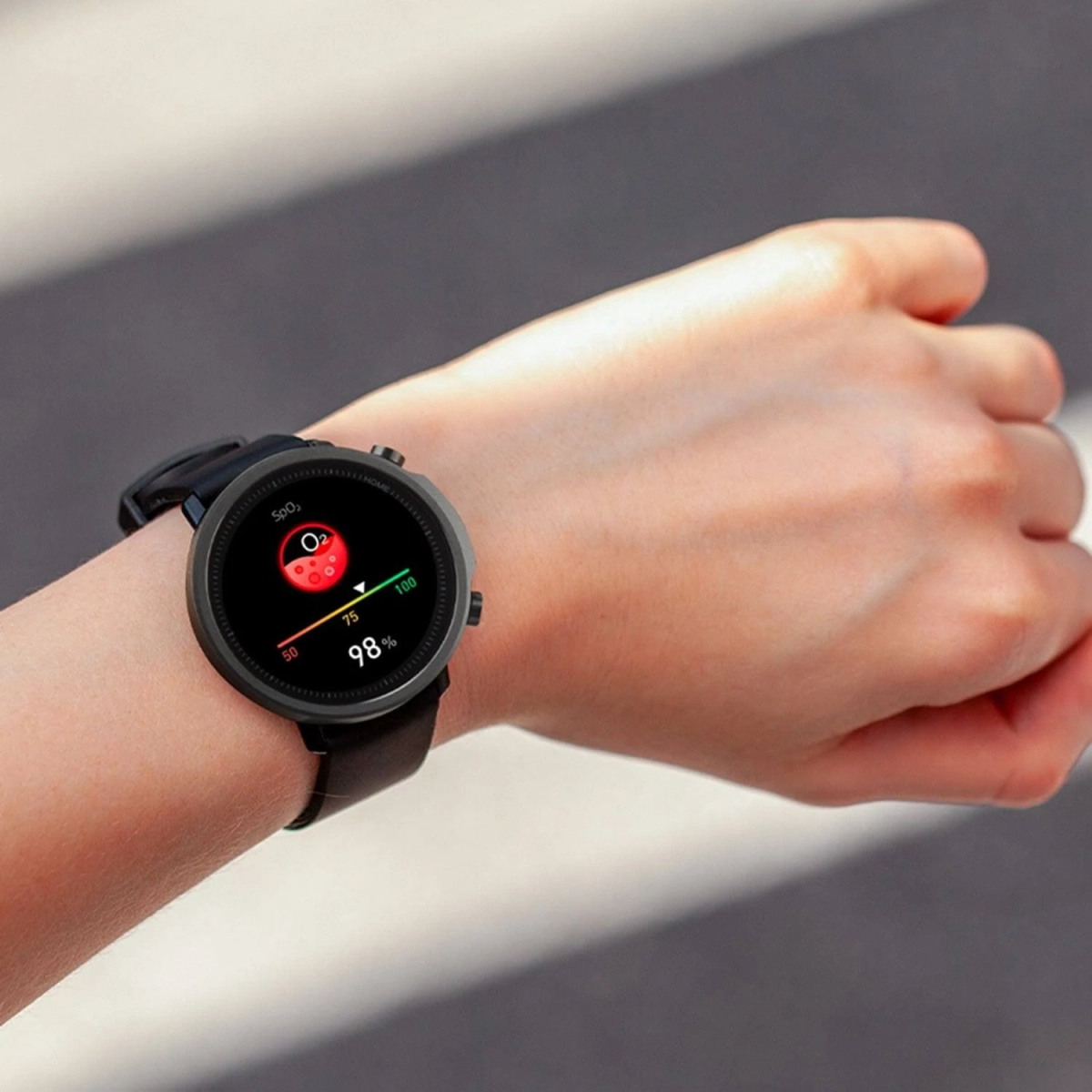 Il polso di una persona che indossa uno smartwatch nero. Il quadrante mostra una lettura della saturazione di ossigeno nel sangue.