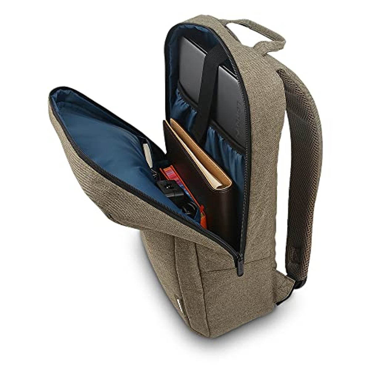 Ein brauner Rucksack, geöffnet, um einen Laptop, ein Notizbuch und andere Gegenstände zu zeigen. Der Hintergrund ist weiß.