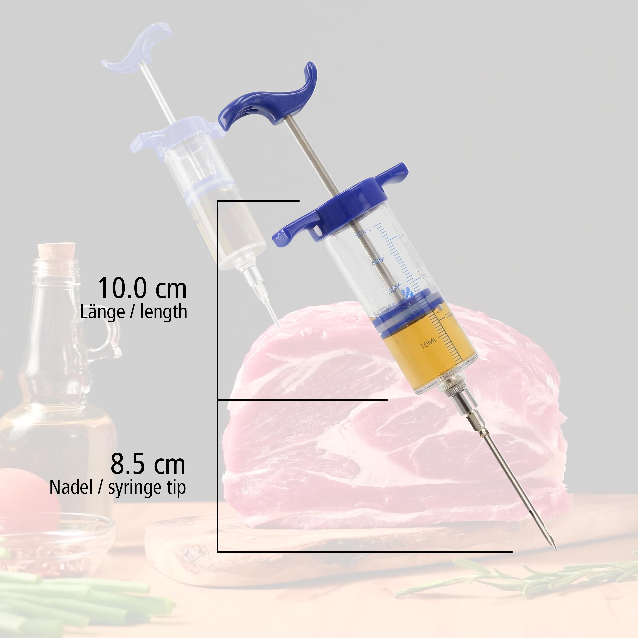 Fleischspritze mit gelber Flüssigkeit. Abmessungen sind angegeben.