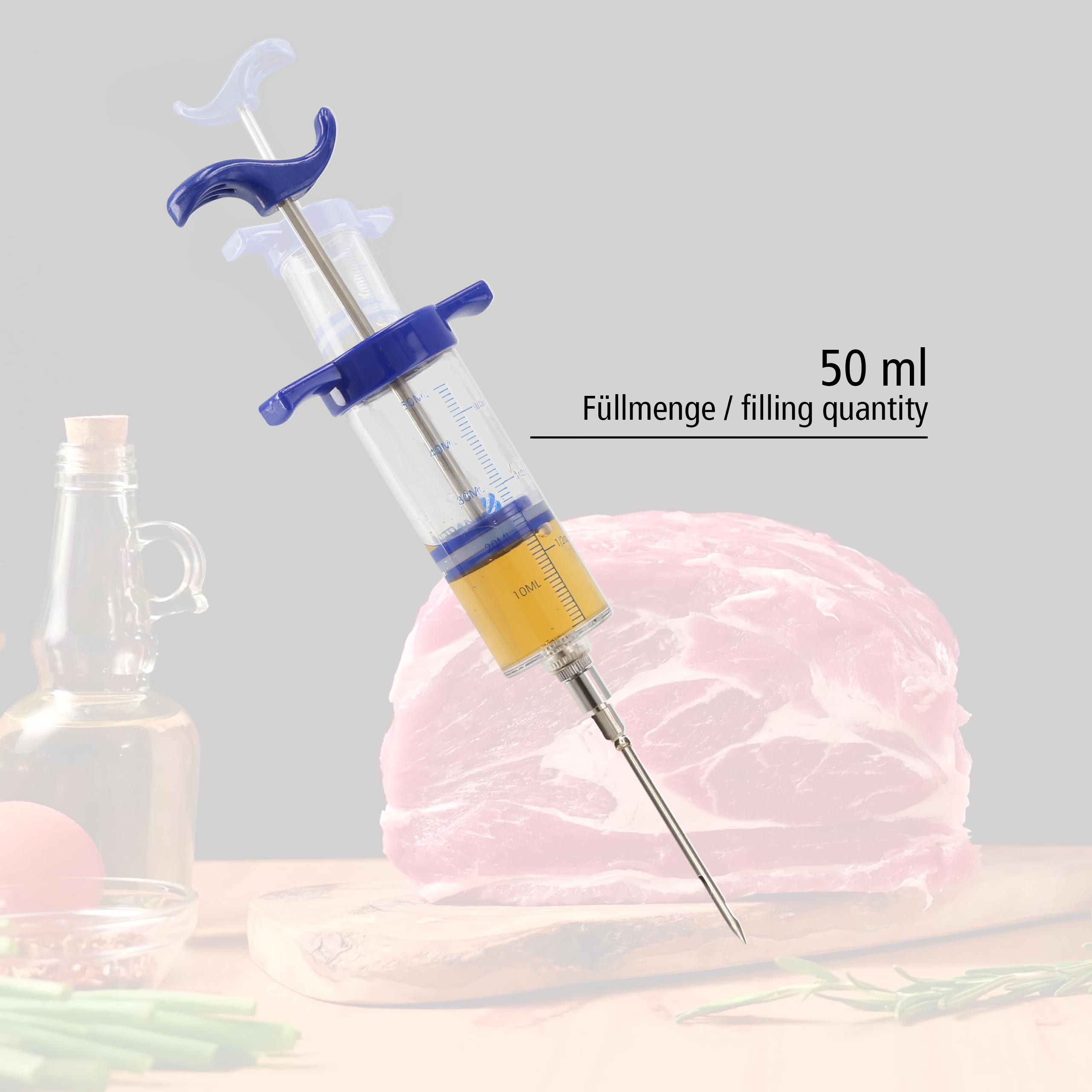 Eine Spritze injiziert eine gelbe Flüssigkeit in ein Stück rohes Fleisch.