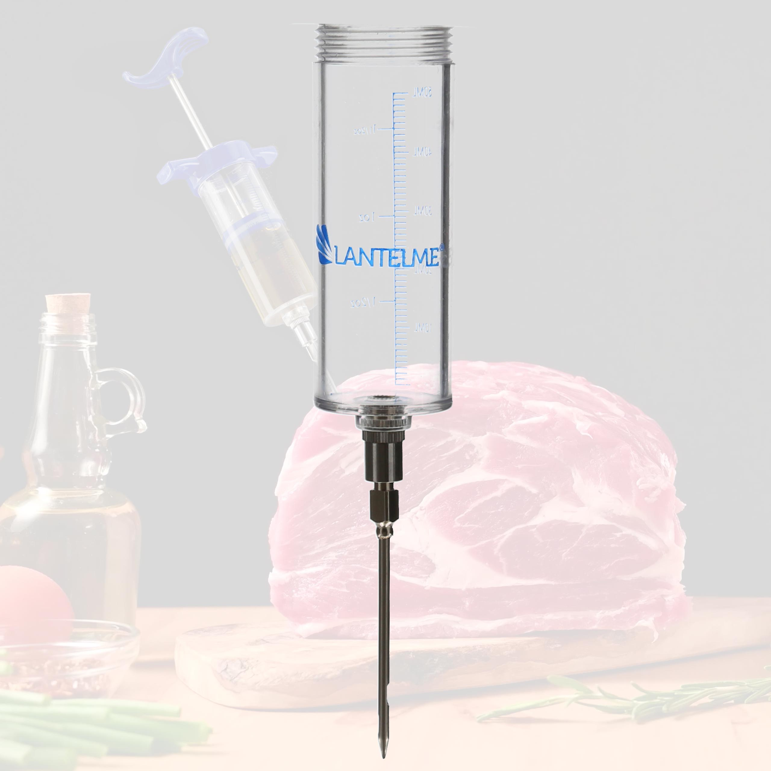 Eine Spritze zum Injizieren von Fleisch. Ein Stück Fleisch ist dahinter.