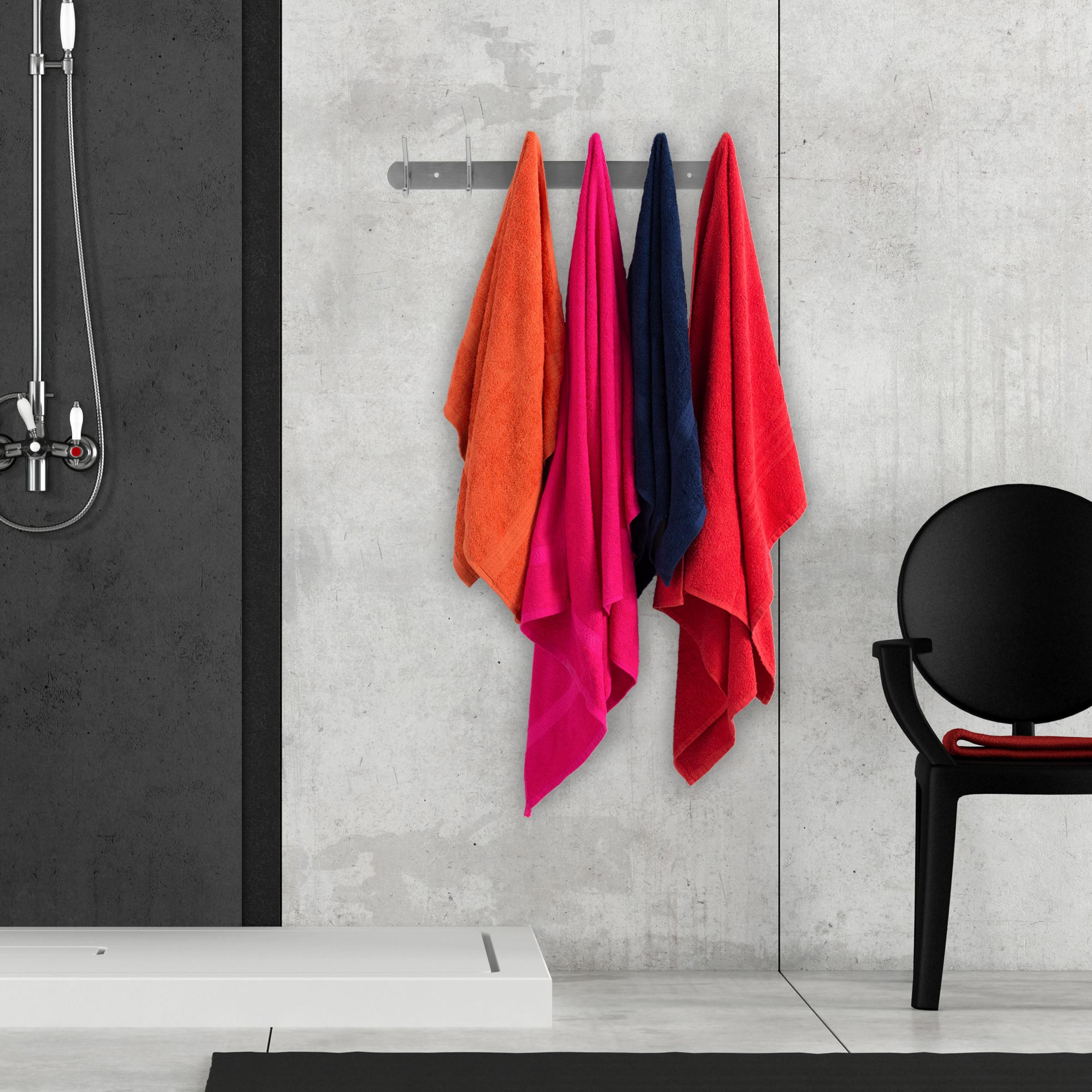 Badezimmer-Szene mit Dusche, schwarzem Stuhl und Handtüchern an einem Gestell.