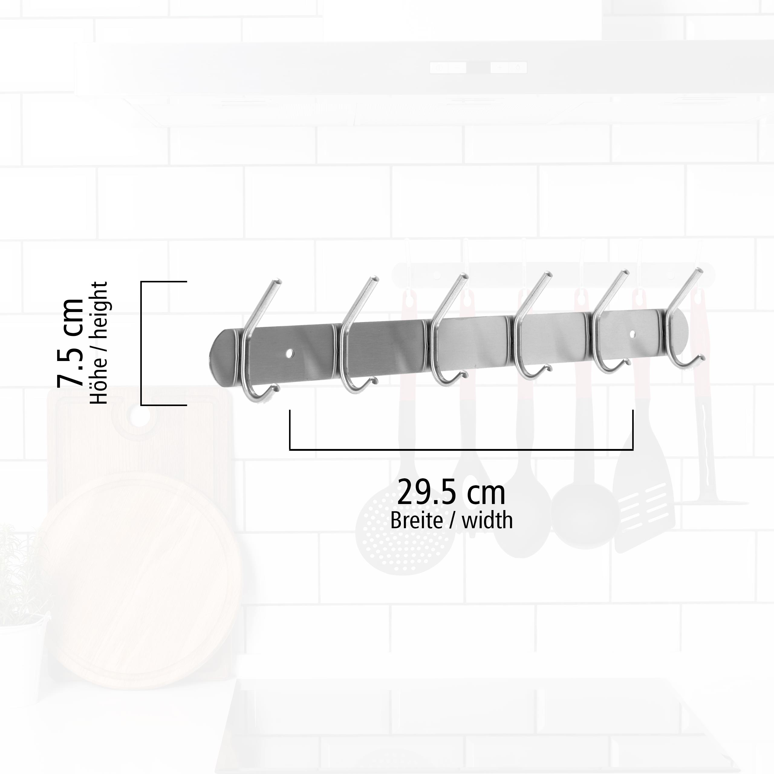 Eine Edelstahl-Küchenreling mit Haken, an einer weißen gefliesten Wand montiert.