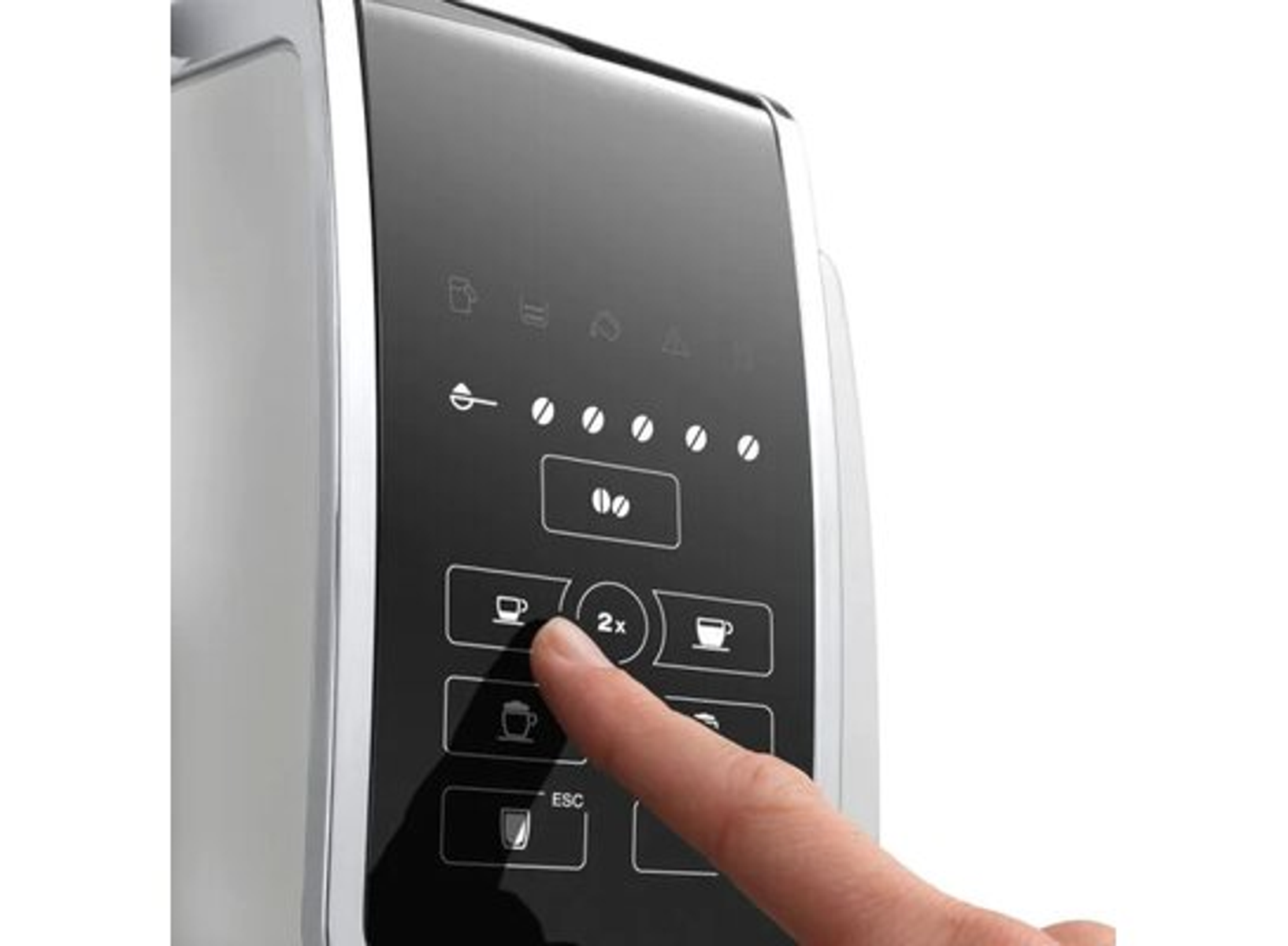 Ein Finger drückt die Kaffeetassentaste an einer Kaffeemaschine.