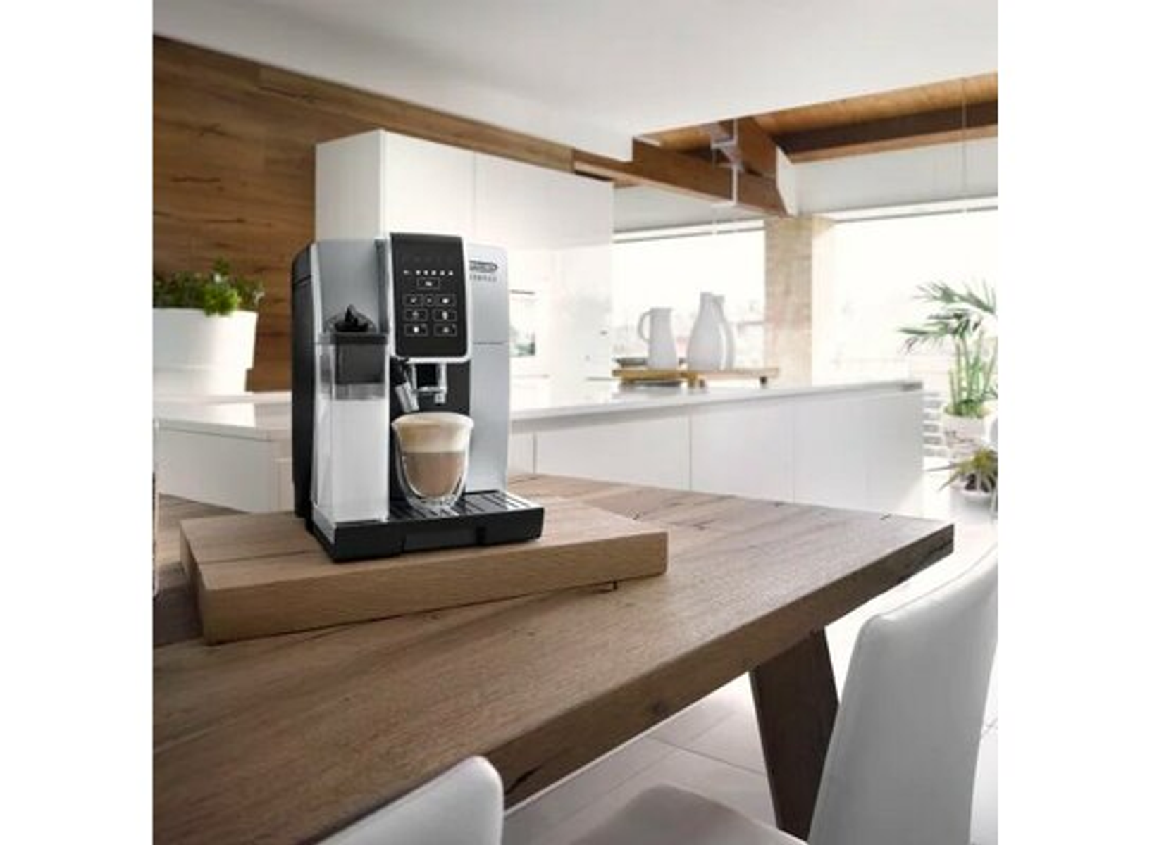 Eine Kaffeemaschine auf einem Holzbrett, auf einem Holztisch in der Küche.