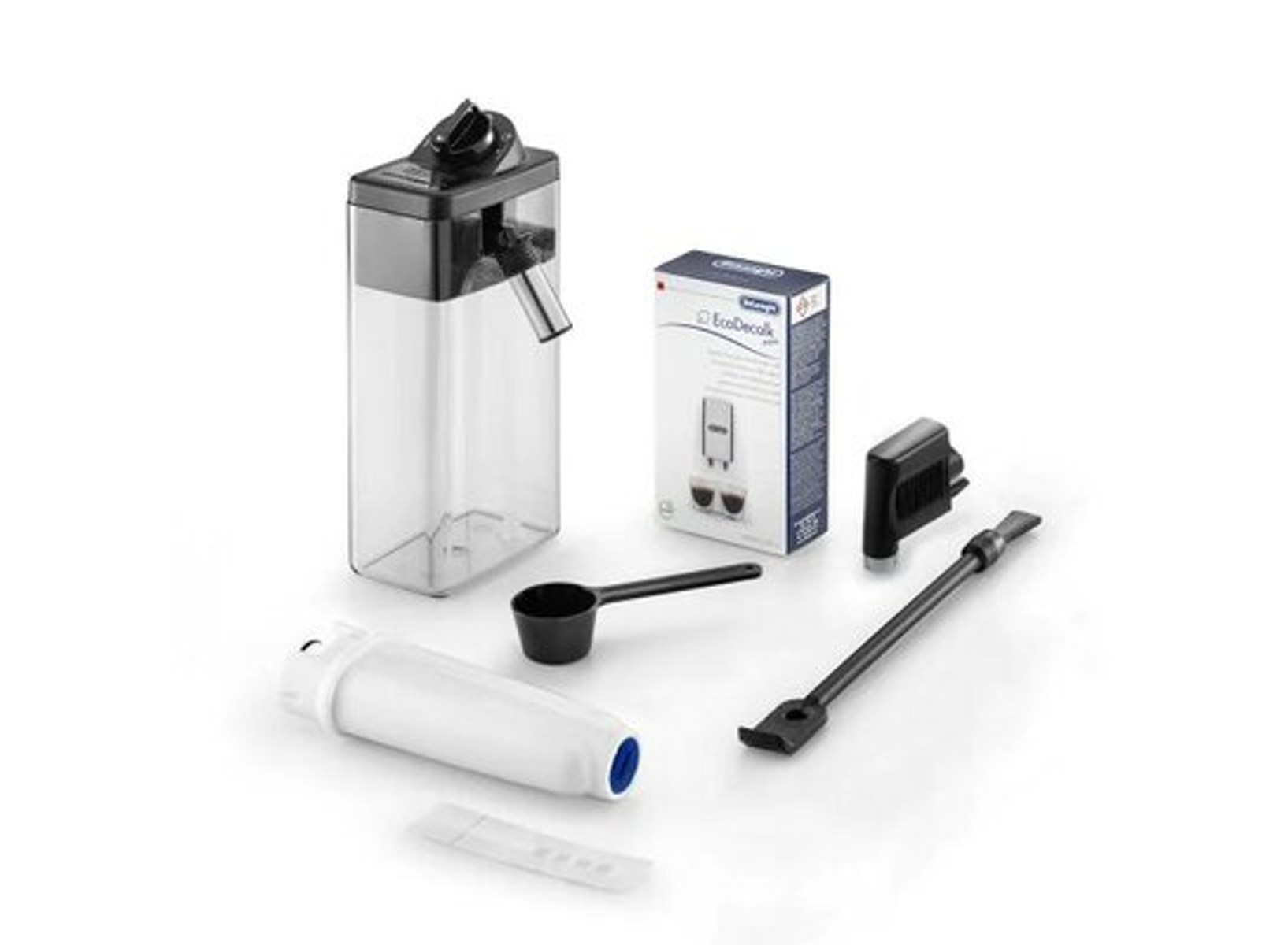 Kaffeemaschinenteile: ein Wasserbehälter, eine Box, ein Filter, ein Messlöffel und ein schwarzes Rohr. Weißer Hintergrund.