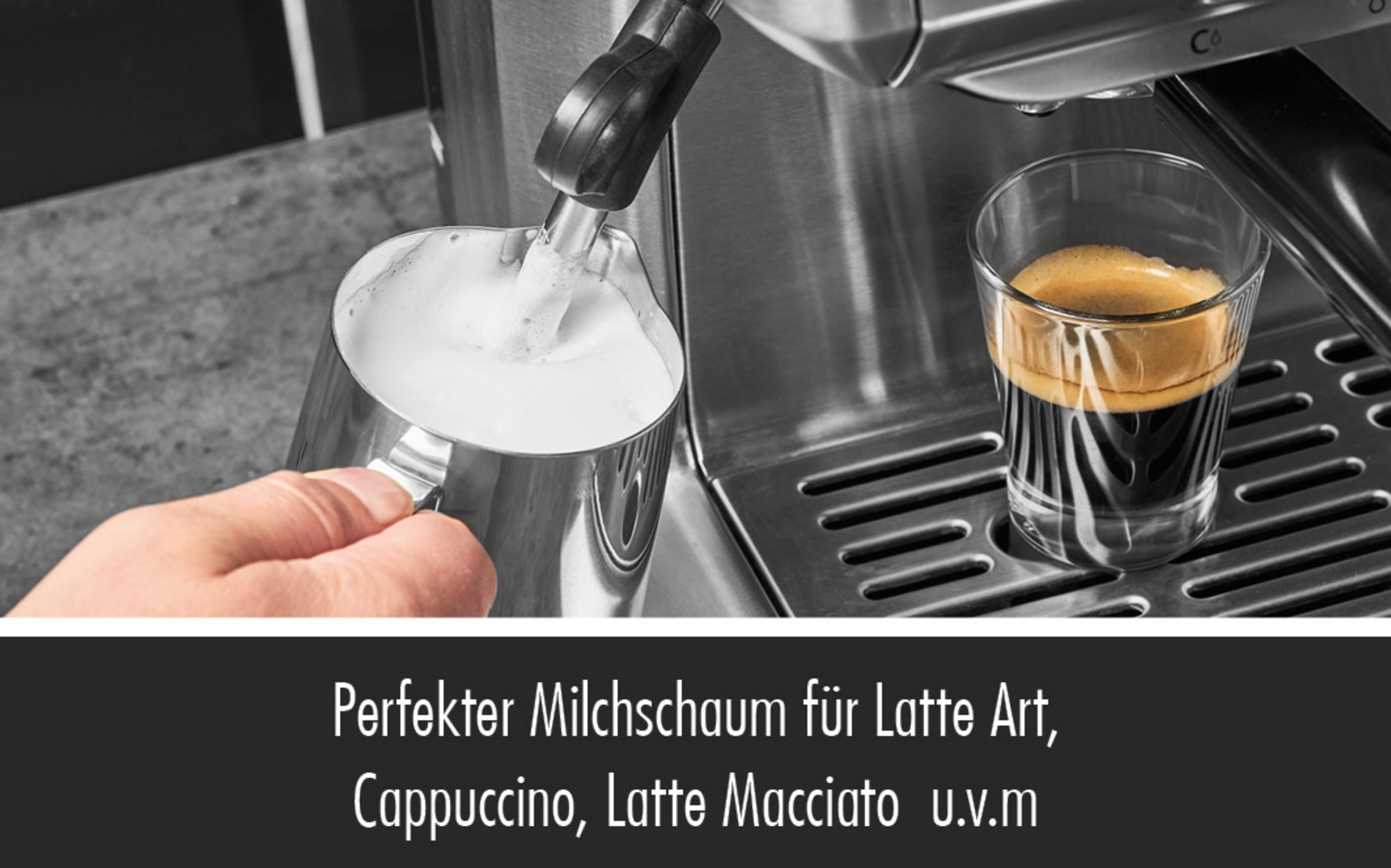 Ekspres do kawy z spienianiem mleka. Obok szklanka espresso.