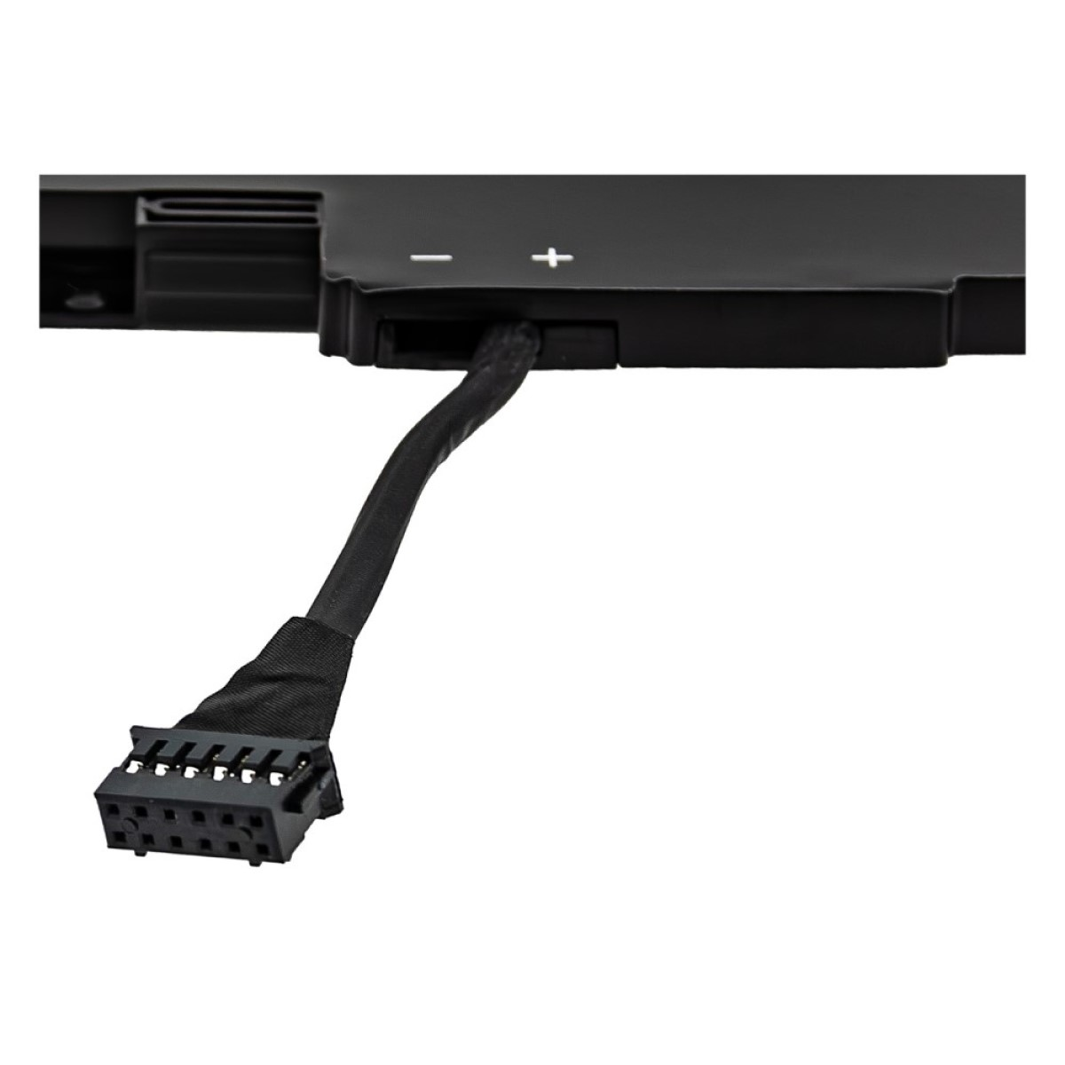 Schwarzer Akku mit Kabel und Stecker, weißer Hintergrund.