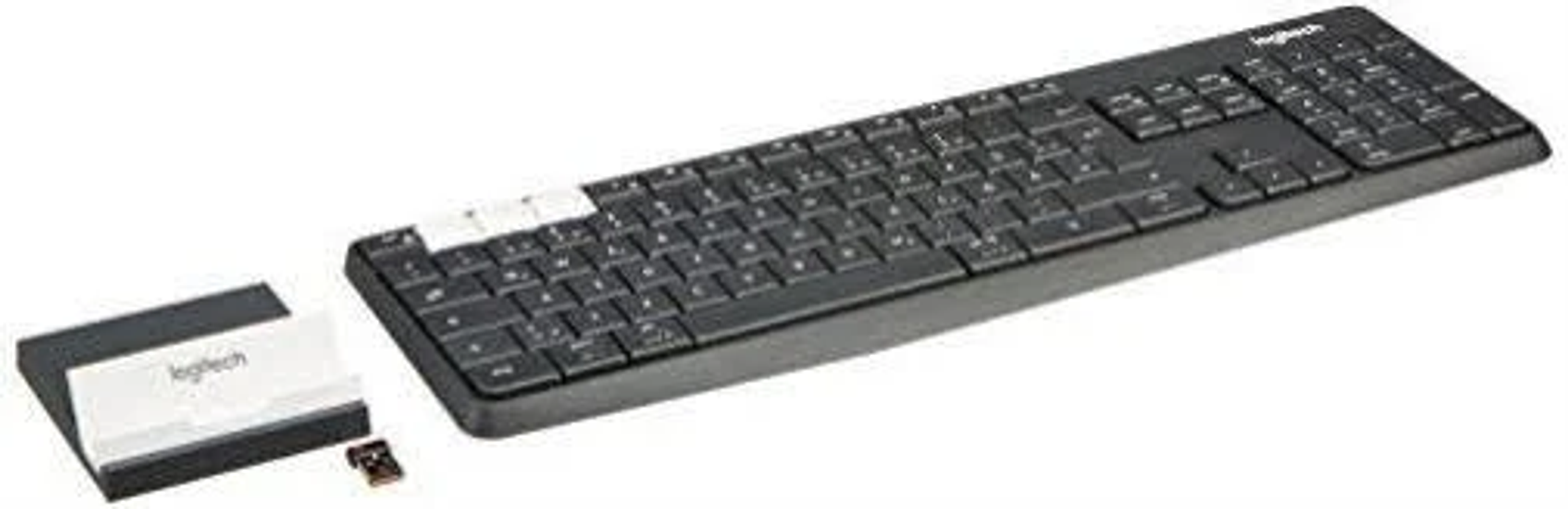 Una tastiera Logitech nera con ricevitore staccato e una piccola scatola nera.
