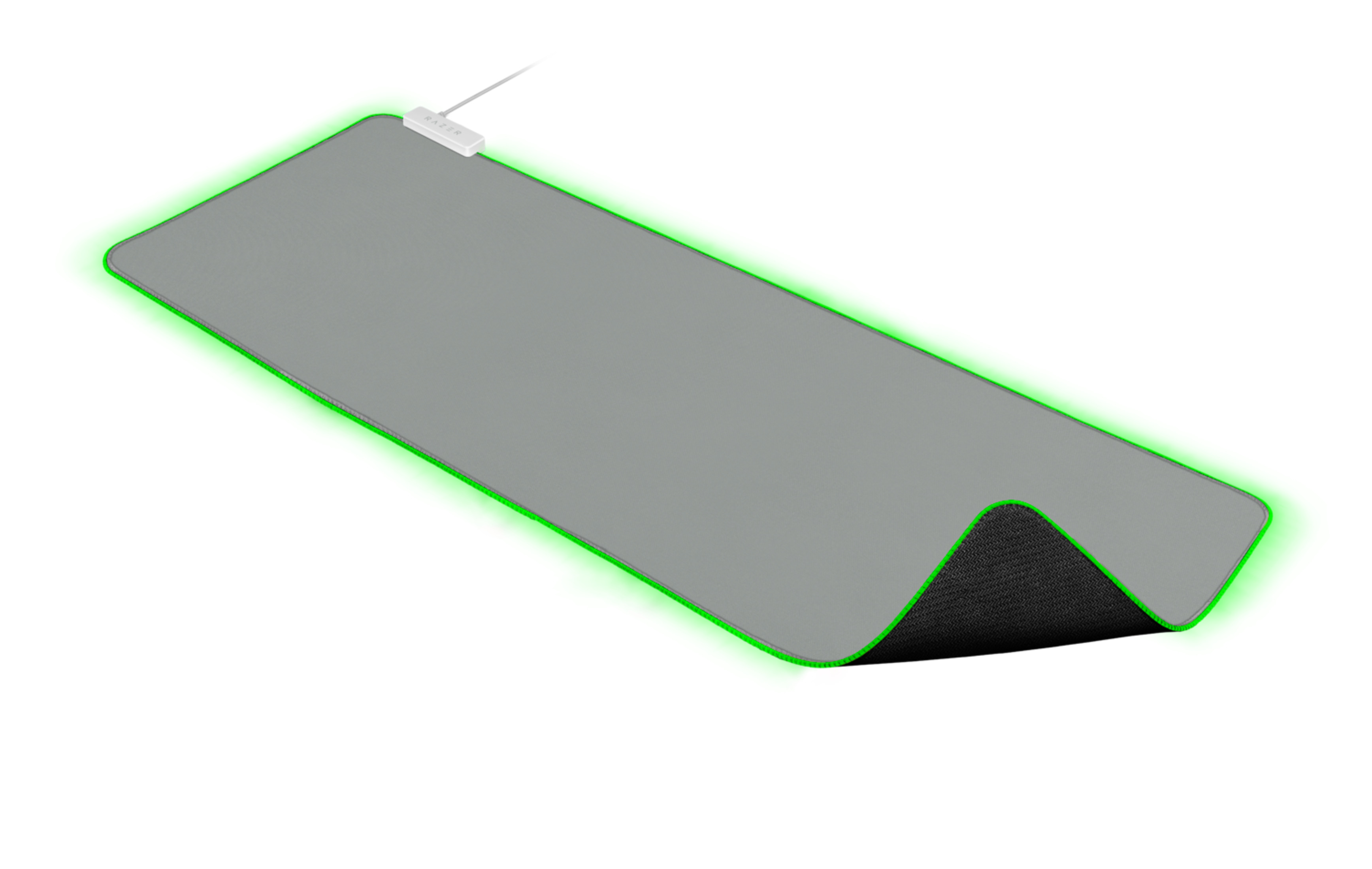 Een grijze muismat met groene LED-rand, op een witte achtergrond, licht gebogen.