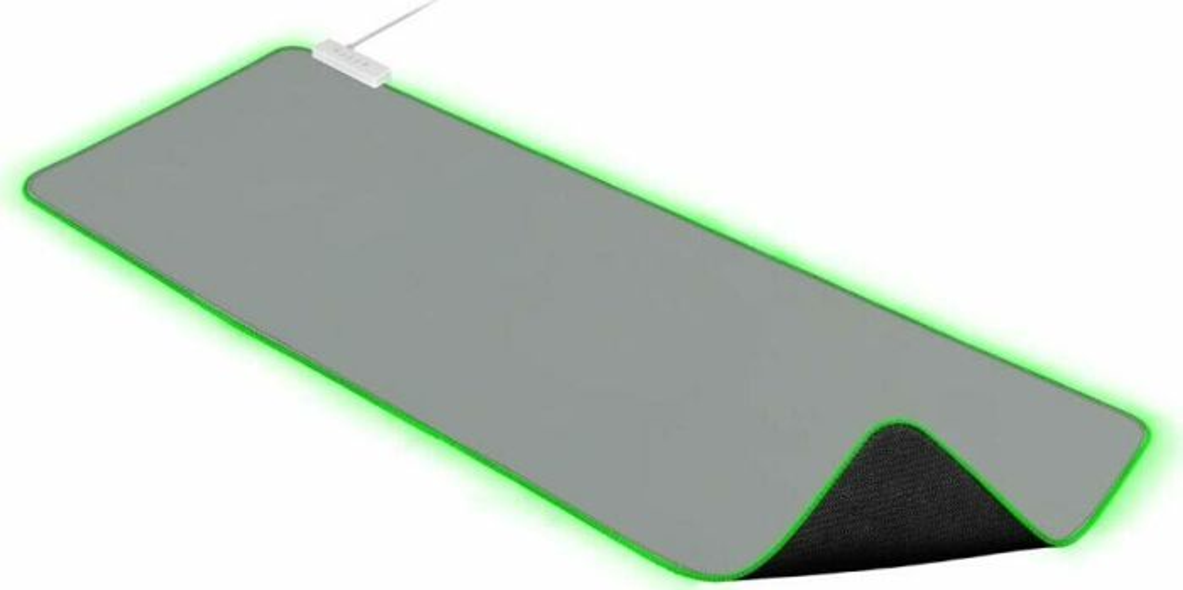 Een grijze, verlengde muismat met groene neonranden. De mat is licht gebogen.