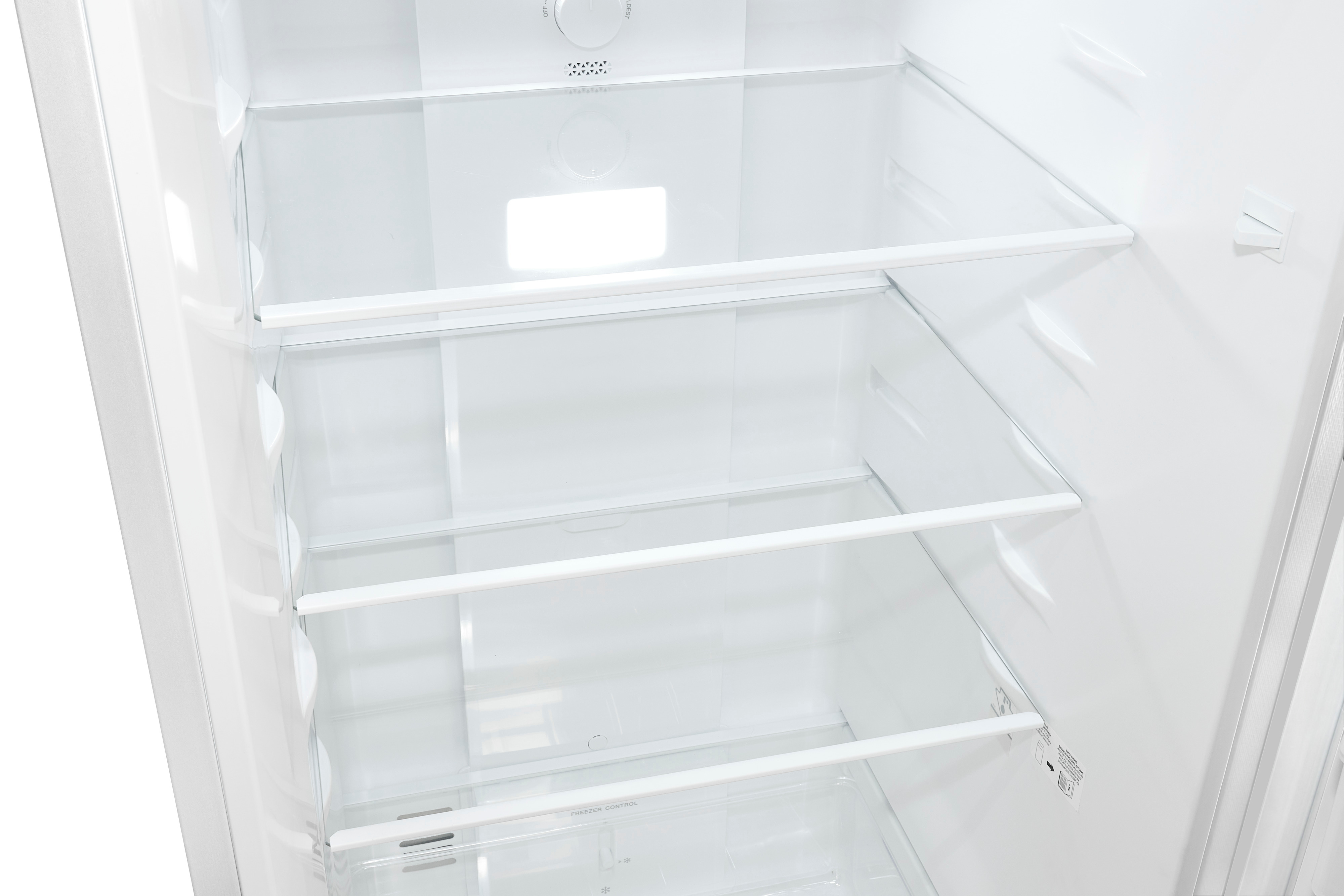 Interior de refrigerador blanco vacío con estantes. El interior está limpio y bien iluminado, mostrando los estantes.