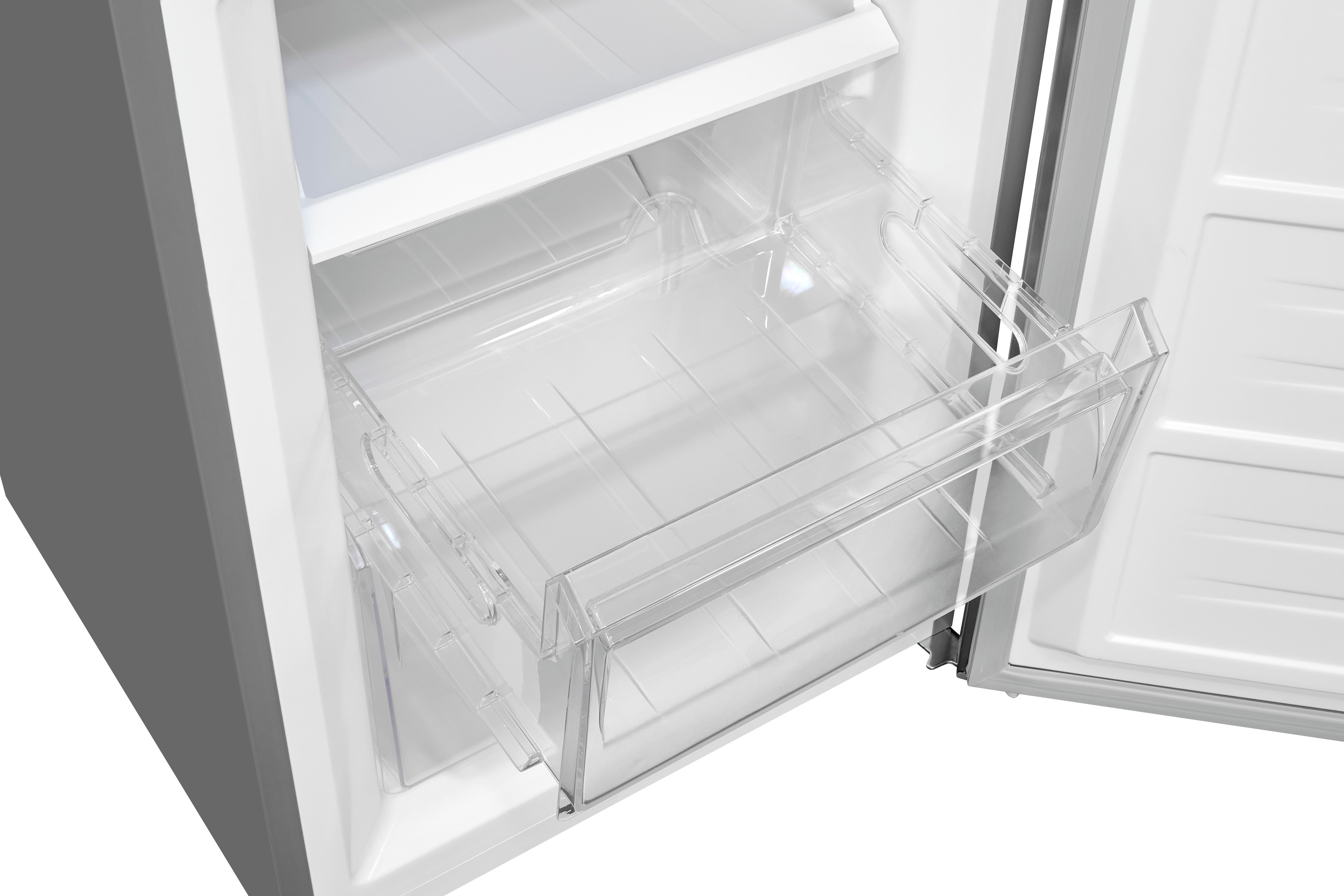 Interior de refrigerador con cajones de plástico transparente. Un cajón está extraído. Colores blanco y gris.