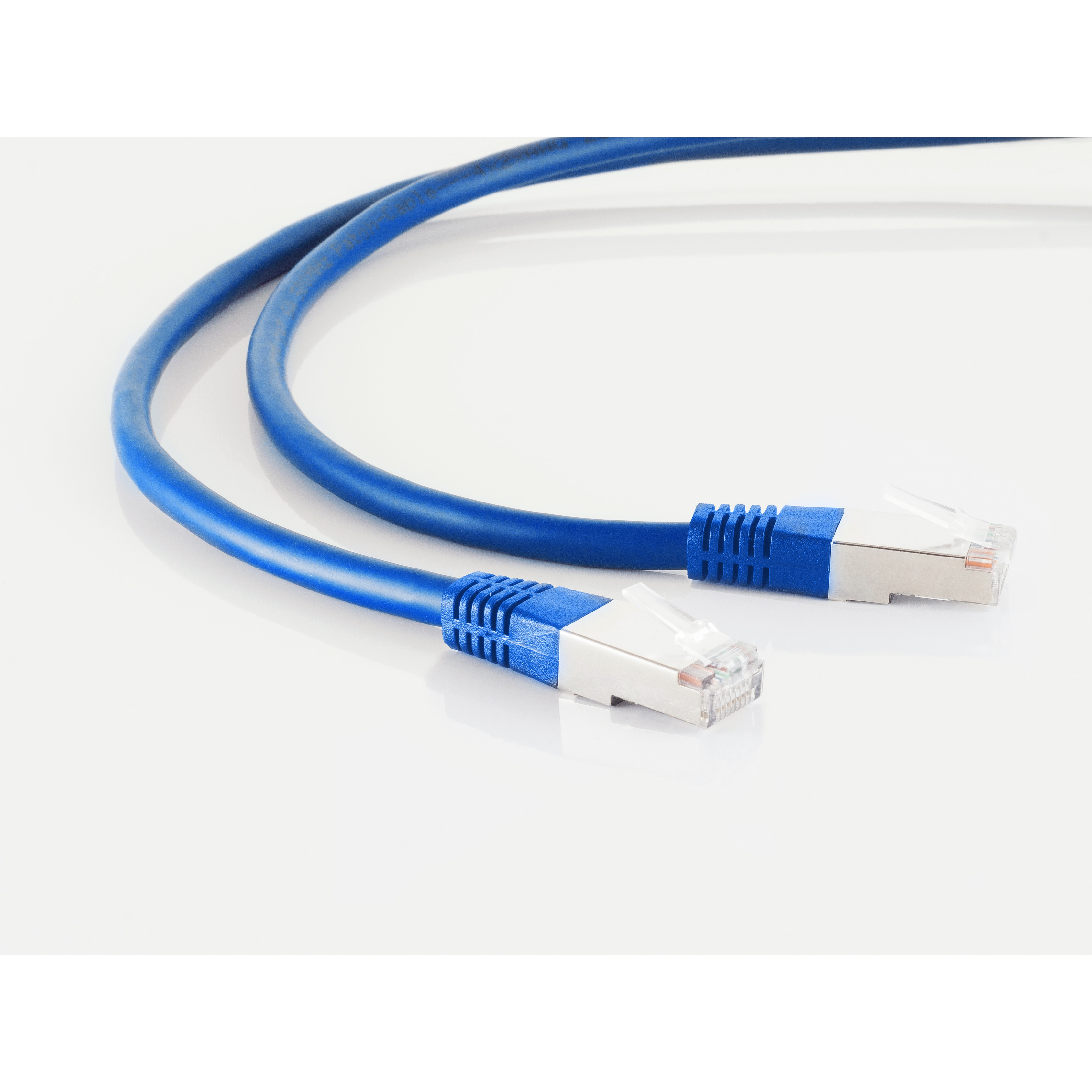 Zwei blaue Netzwerkkabel mit blauen und weißen Steckern auf weißer Oberfläche.