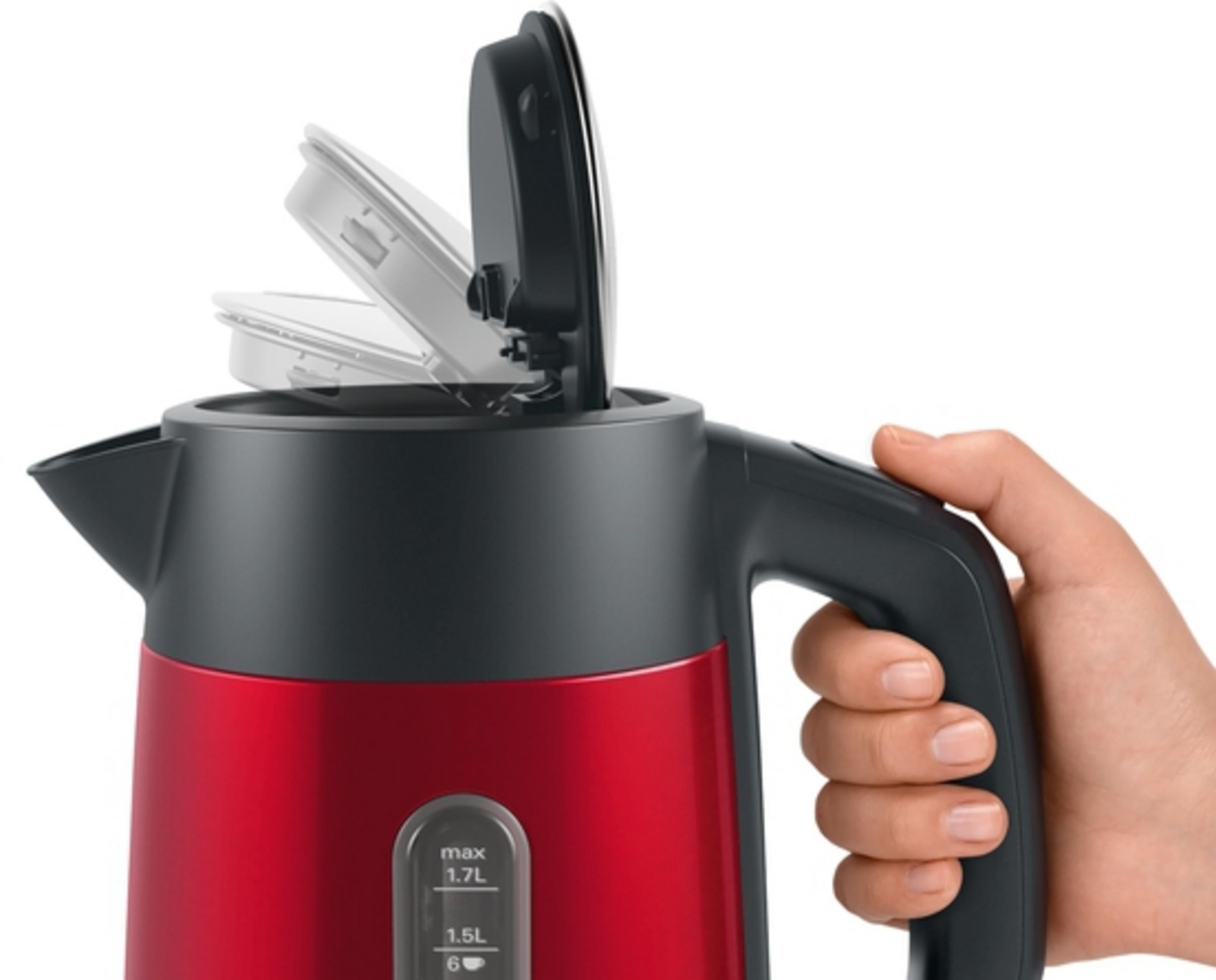 Czerwony czajnik elektryczny z otwartą pokrywą, trzymany przez dłoń.