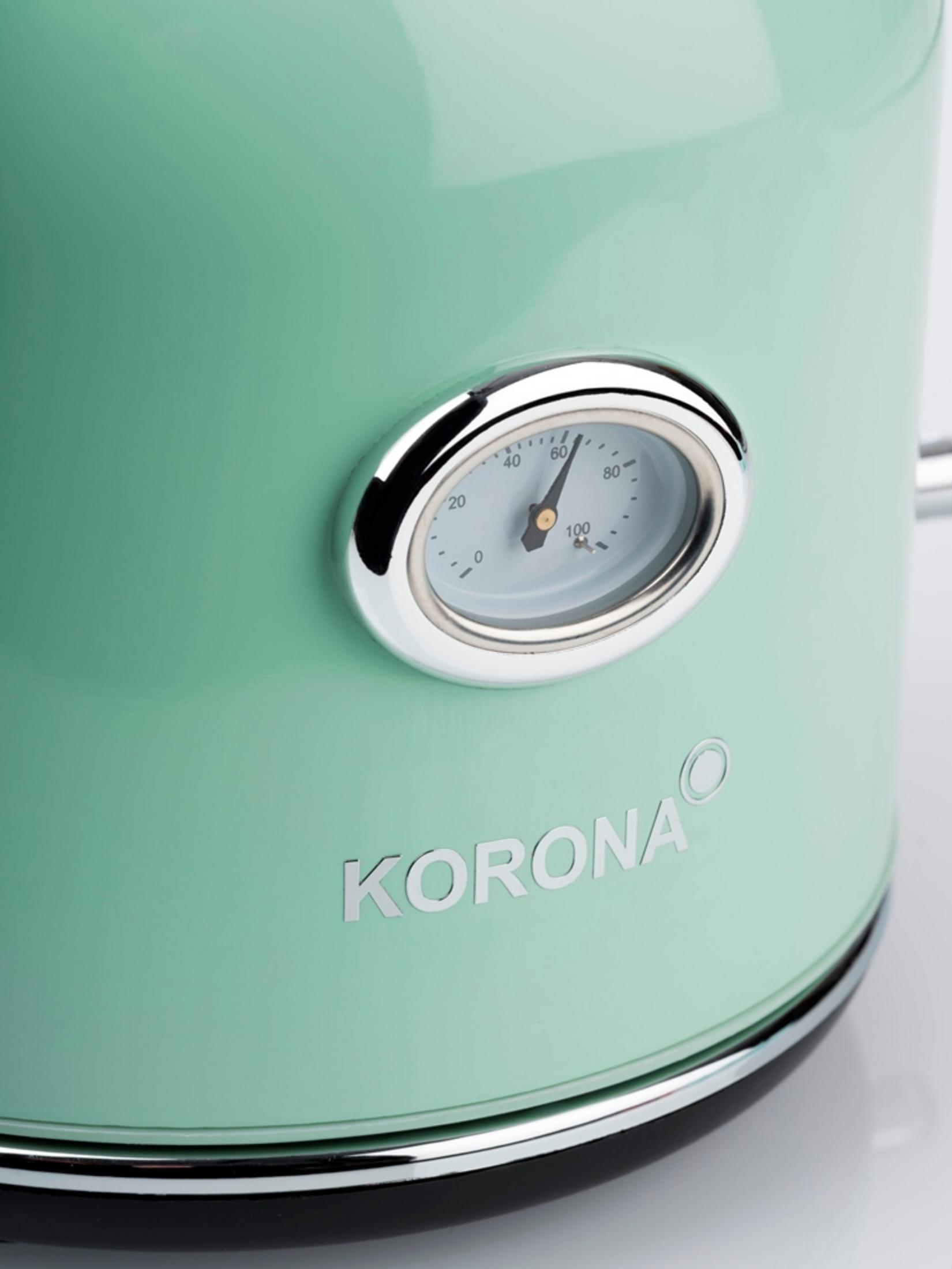 Ein grüner Wasserkocher mit Temperaturanzeige und dem Wort „KORONA“ auf der Vorderseite.