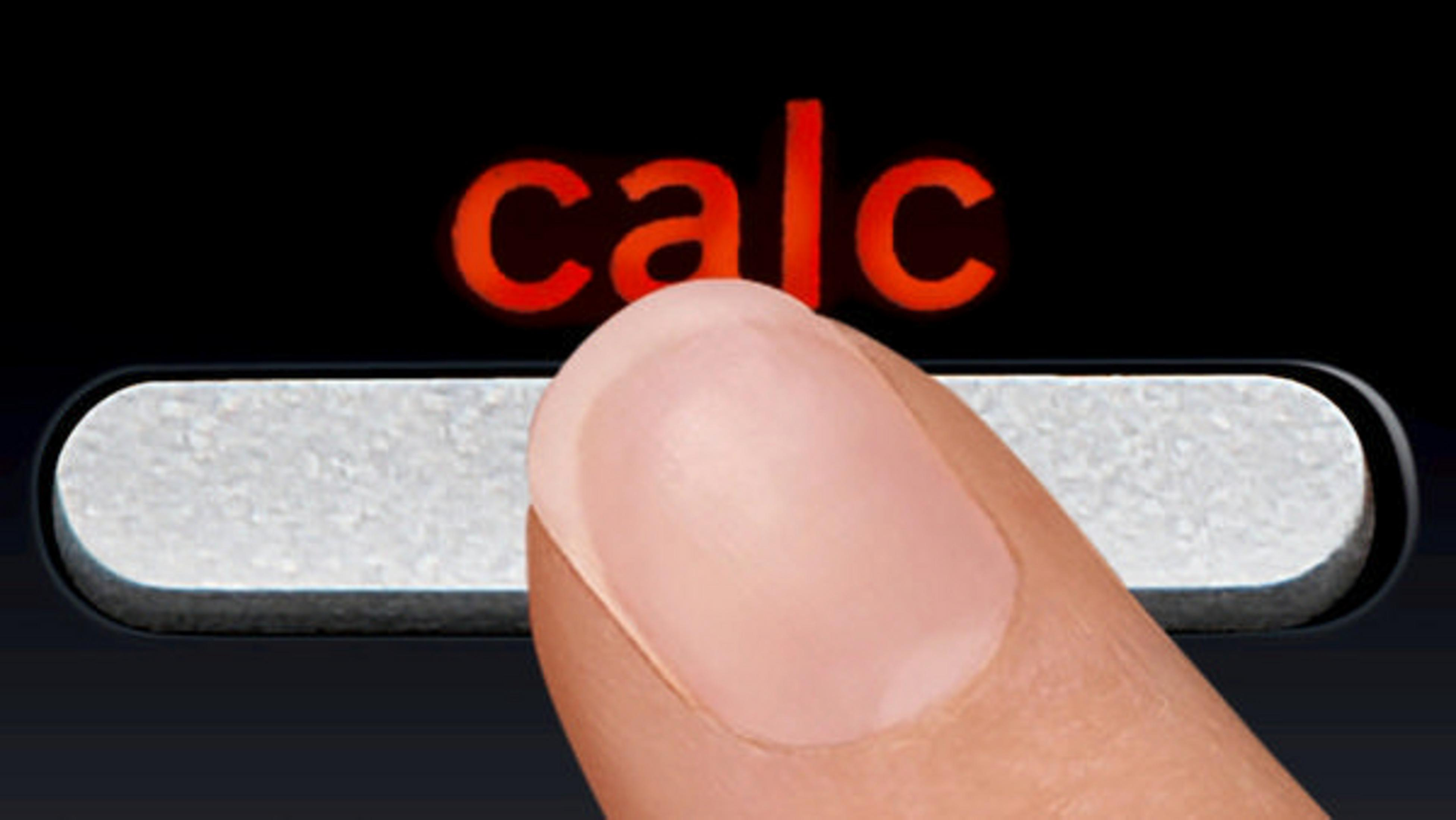 Palec naciska przycisk 'calc' na czarnym ekranie, czerwony tekst powyżej.