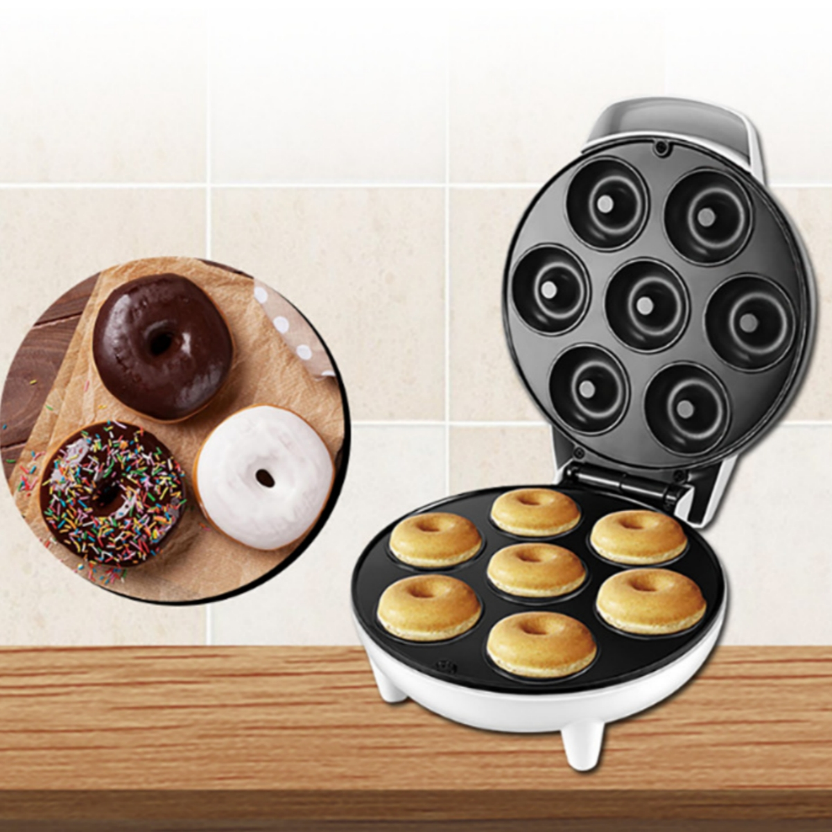Donut-Maker mit 7 Mini-Donuts. Drei Donuts auf der Seite: Schokolade, Streusel und weiß.
