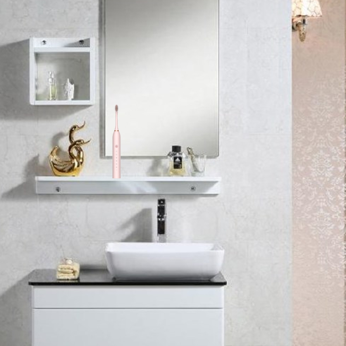 Badezimmer-Szene mit Spiegel, Zahnbürste und Waschbecken. Eine goldene Skulptur und ein Regal sind ebenfalls vorhanden.