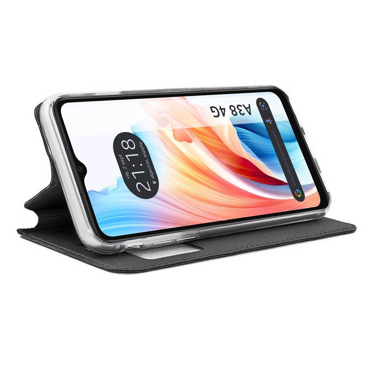Smartphone in una custodia nera. Lo schermo mostra l'ora e la posizione spagnola, vista angolata.